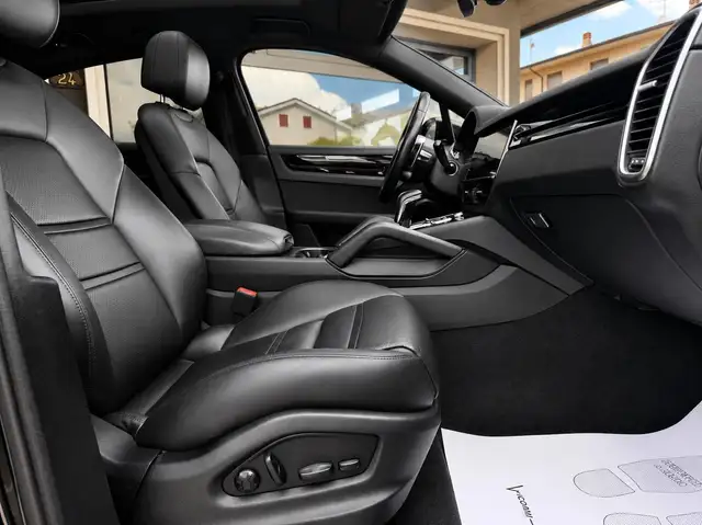 Porsche Cayenne view 12