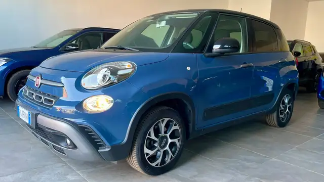 Fiat 500L view 3