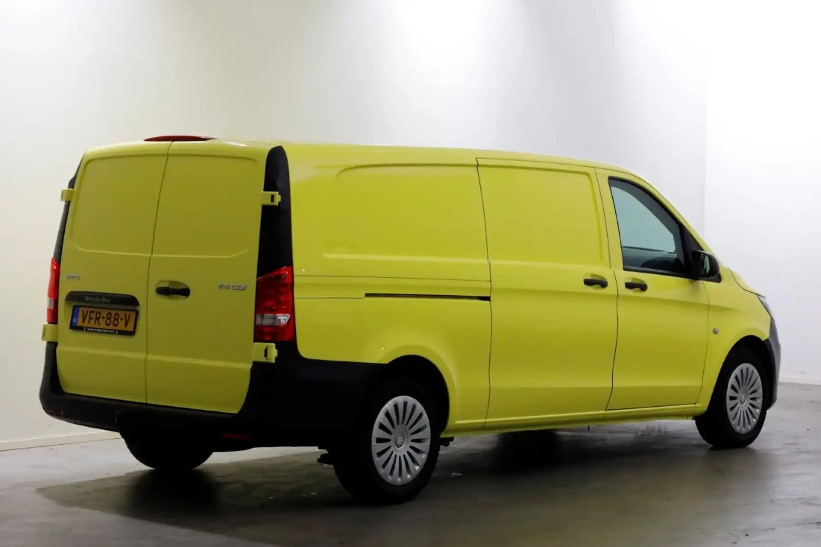 Mercedes-Benz Vito 114 CDI 136pk RWD XL Extra Lang Airco/PDC 04-2020 Geel - 2