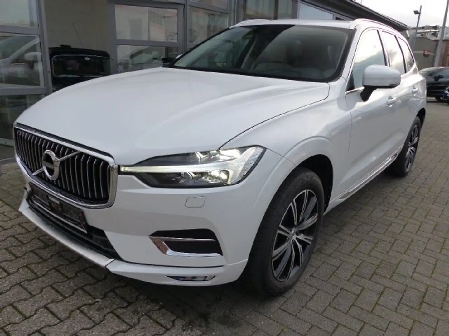 Volvo XC60 Inscription B4 AWD Aut.EUd*1.-HD*STHZG*AHK*H+K*CAM Weiß - 1