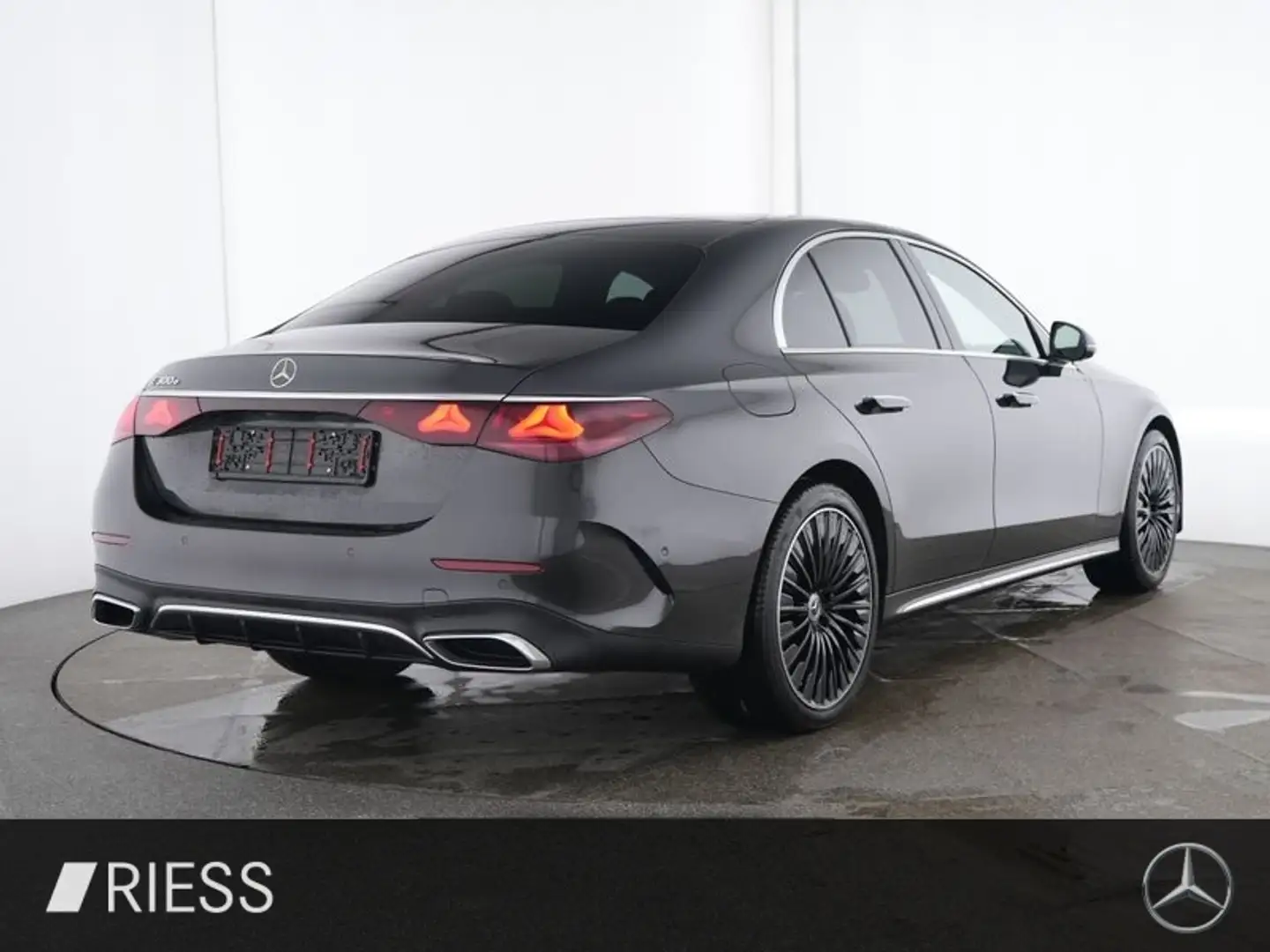 Mercedes-Benz E 300 e AMG Sport Distr Pano Superscreen Sitzkli Grau - 2