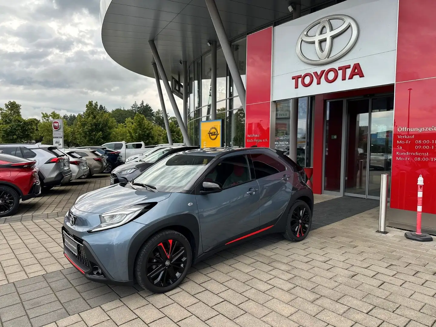 Toyota Aygo X 1.0 Undercover, AUTOMATIK, NAVI, JBL, LED Grau - 2