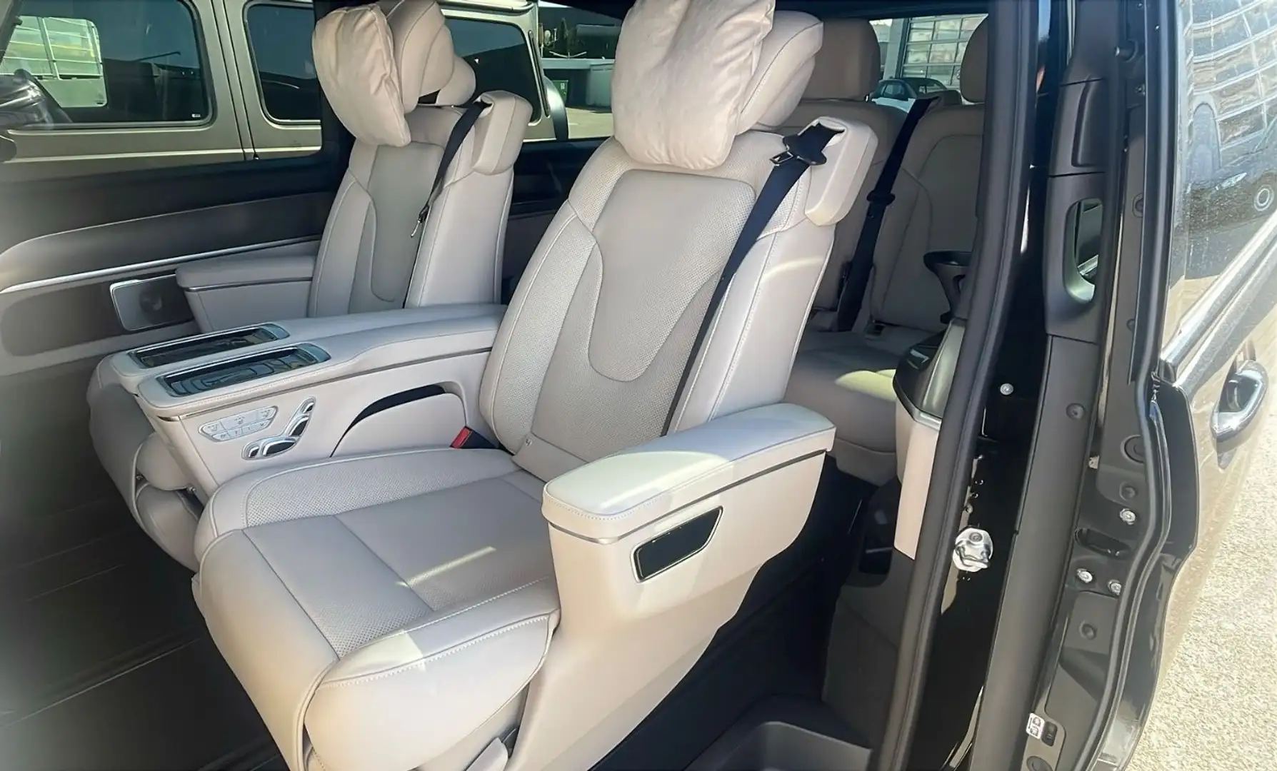 Mercedes-Benz V 300 V300EXTRAL/EXLUSIVEDITION/LUXUSSITZE/AIRMATIC/4M Zwart - 2