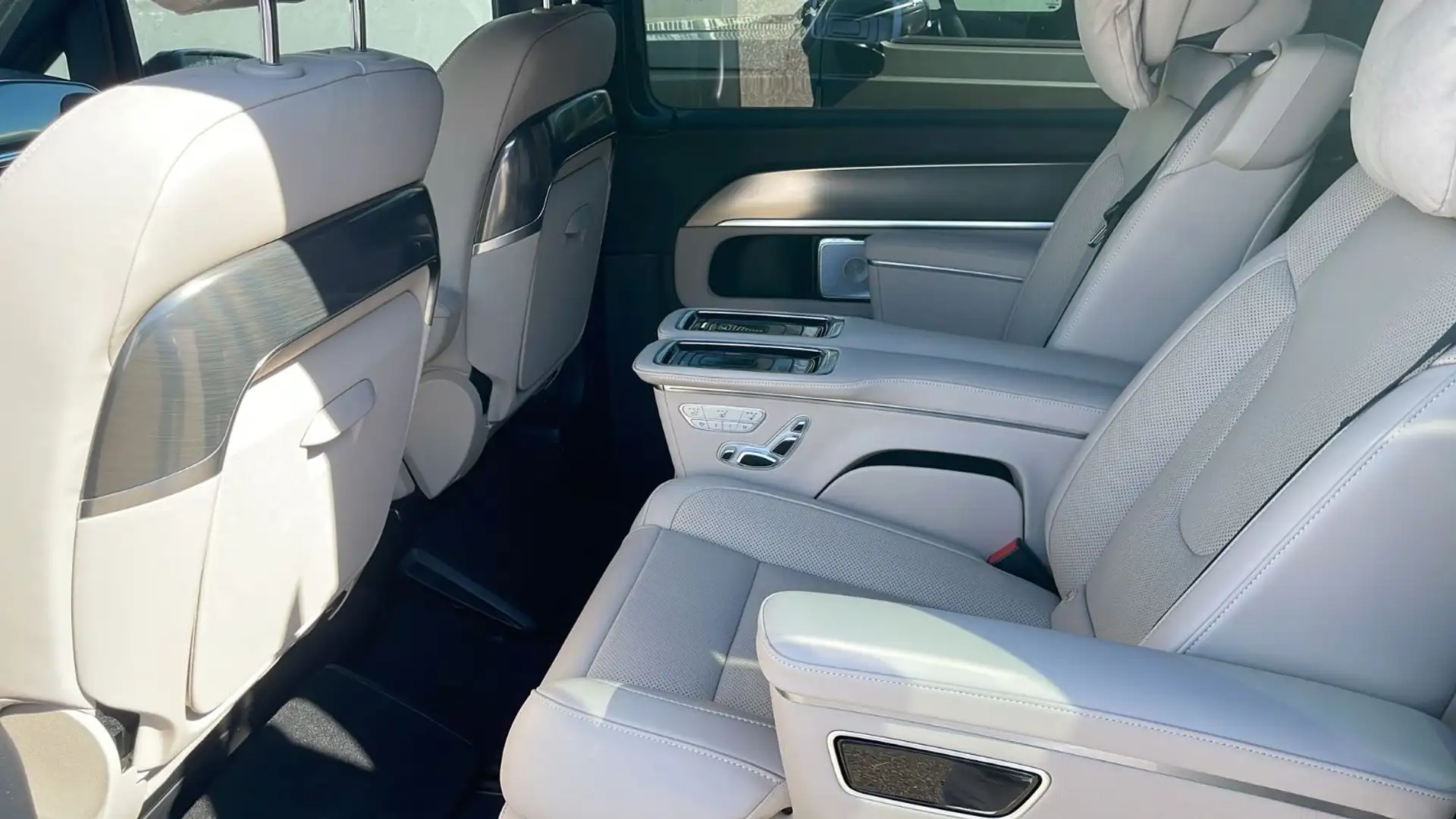 Mercedes-Benz V 300 V300EXTRAL/EXLUSIVEDITION/LUXUSSITZE/AIRMATIC/4M Zwart - 1