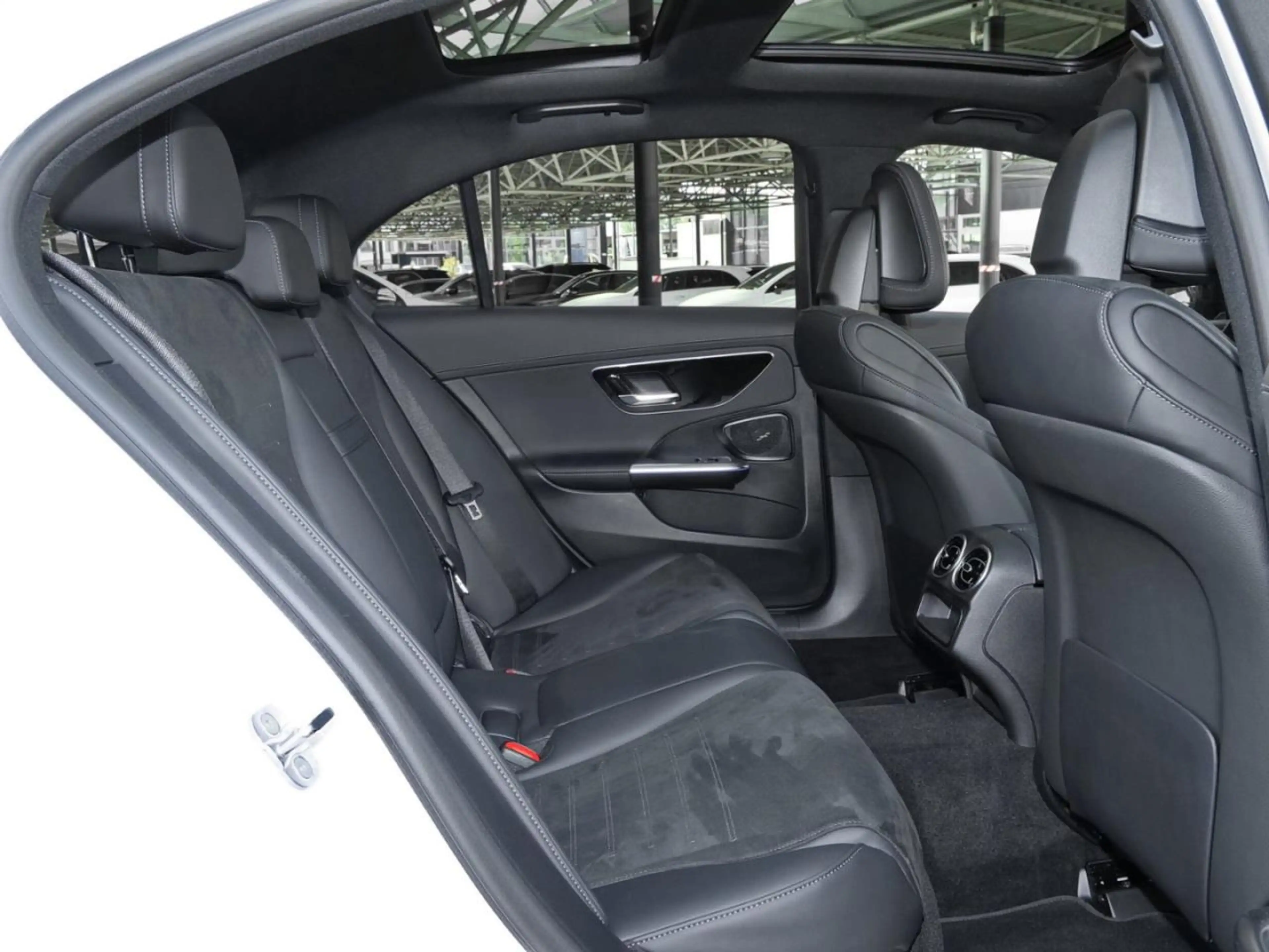 Mercedes-Benz C 400 e 4M AMG Night Panorama Distronic 360° AHK — photo 11