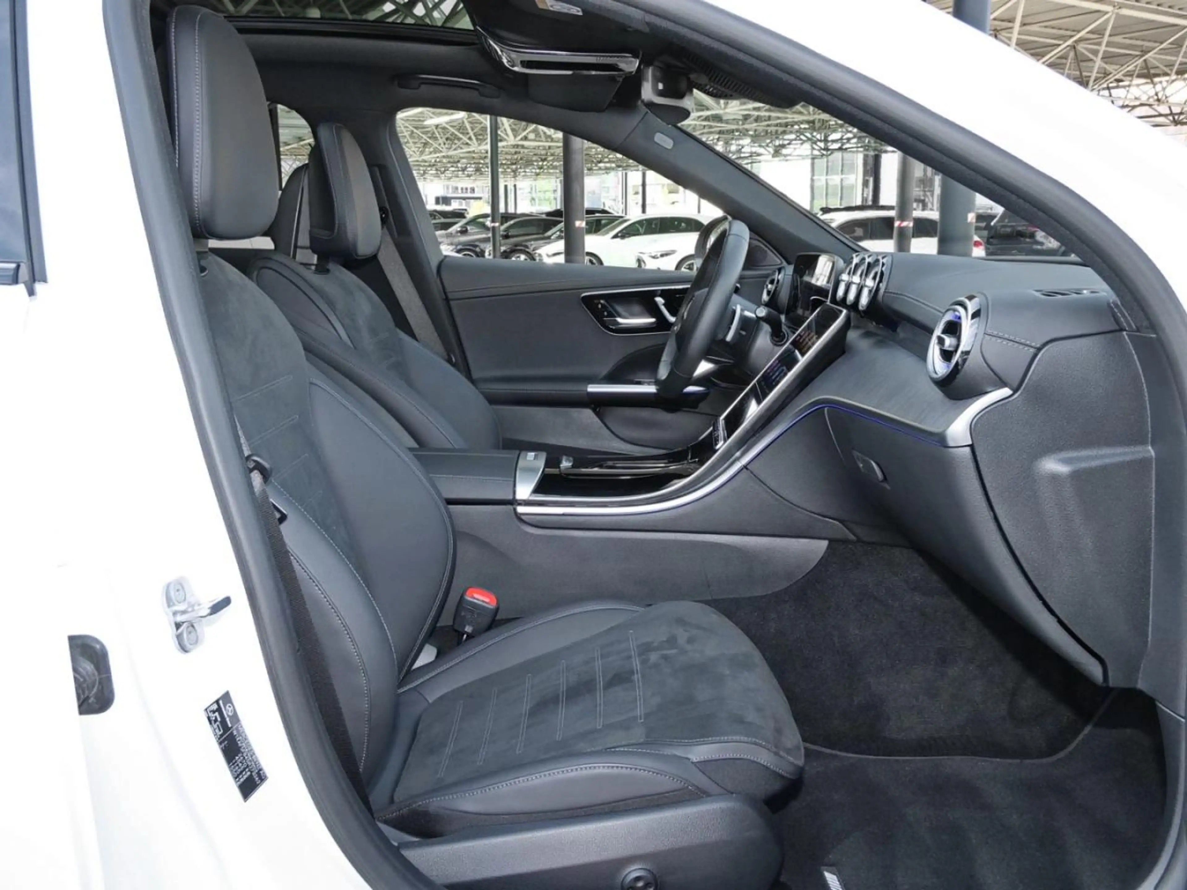 Mercedes-Benz C 400 e 4M AMG Night Panorama Distronic 360° AHK — photo 7