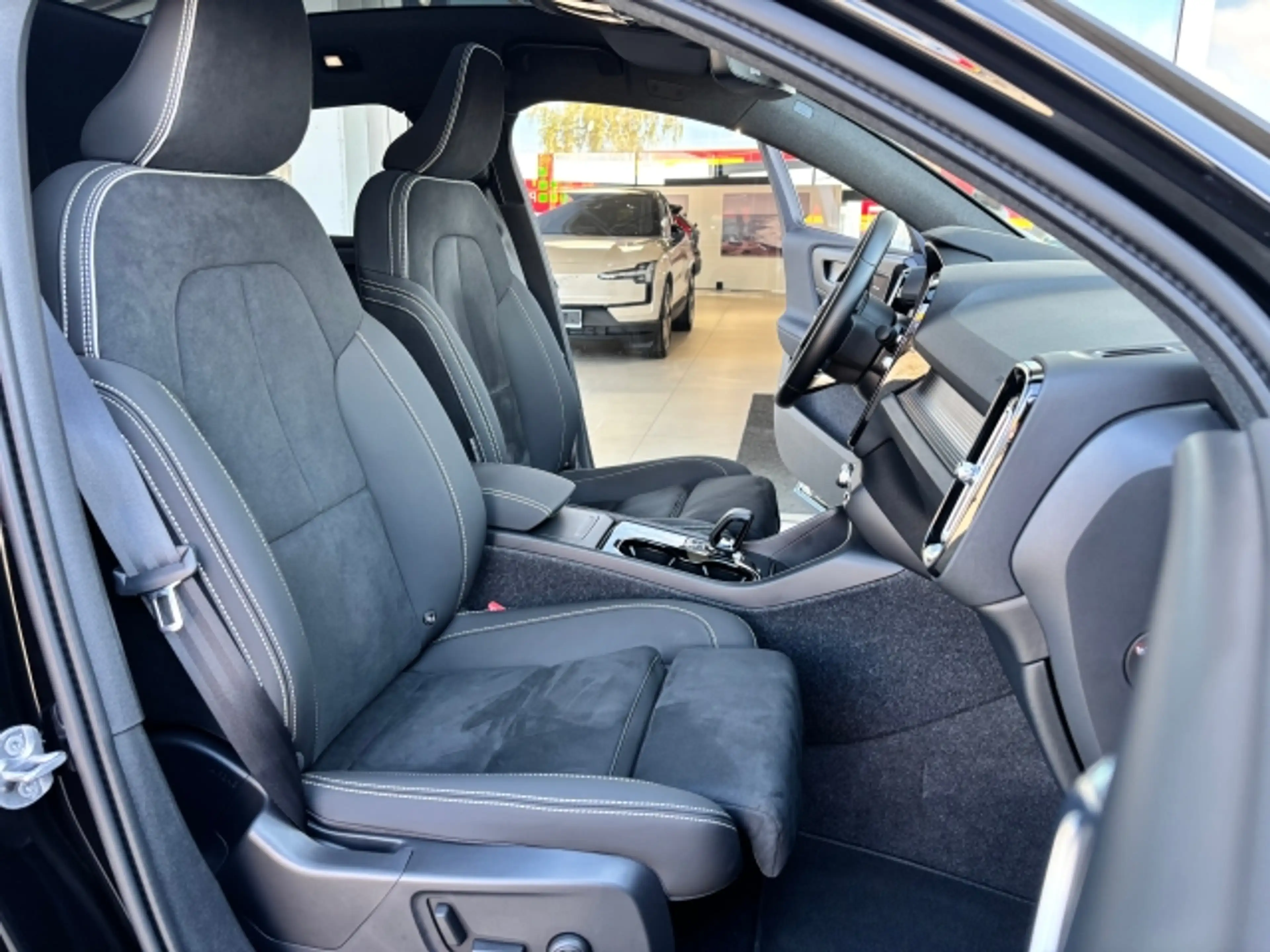 Volvo EC40 EC40 Black Edition ULTRA — photo 8