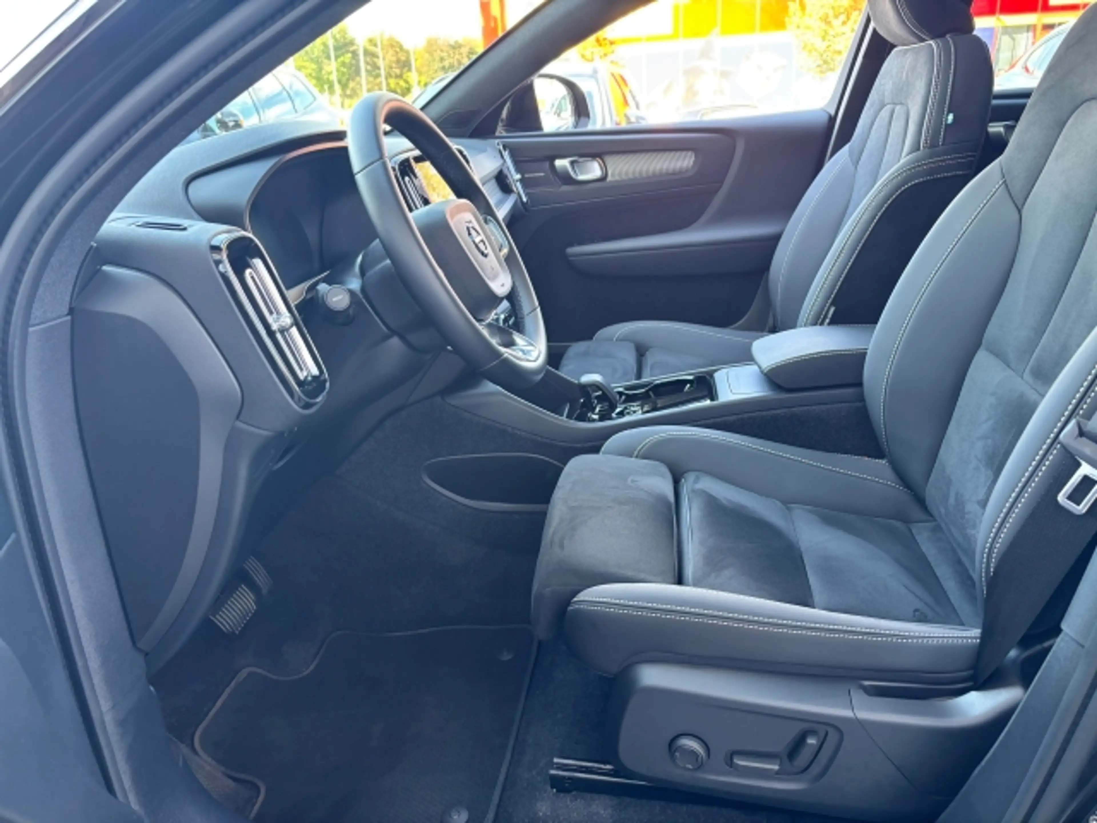 Volvo EC40 EC40 Black Edition ULTRA — photo 11