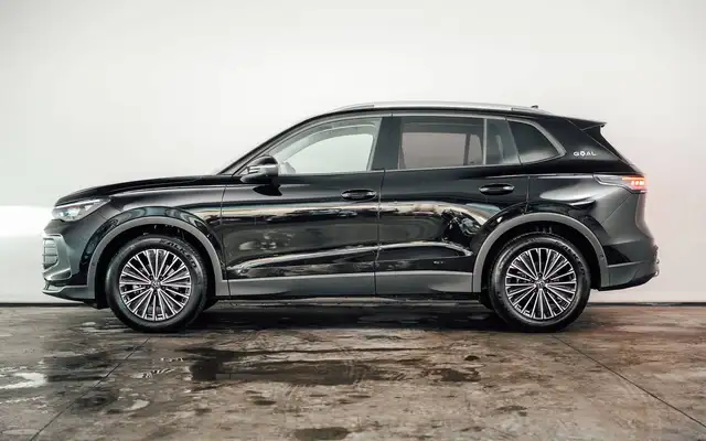 Volkswagen Tiguan view 2