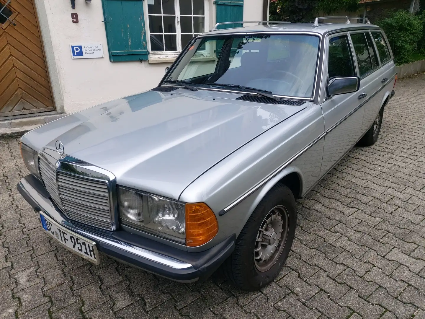 Mercedes-Benz 230 Baureihe 123 TE Silver - 1
