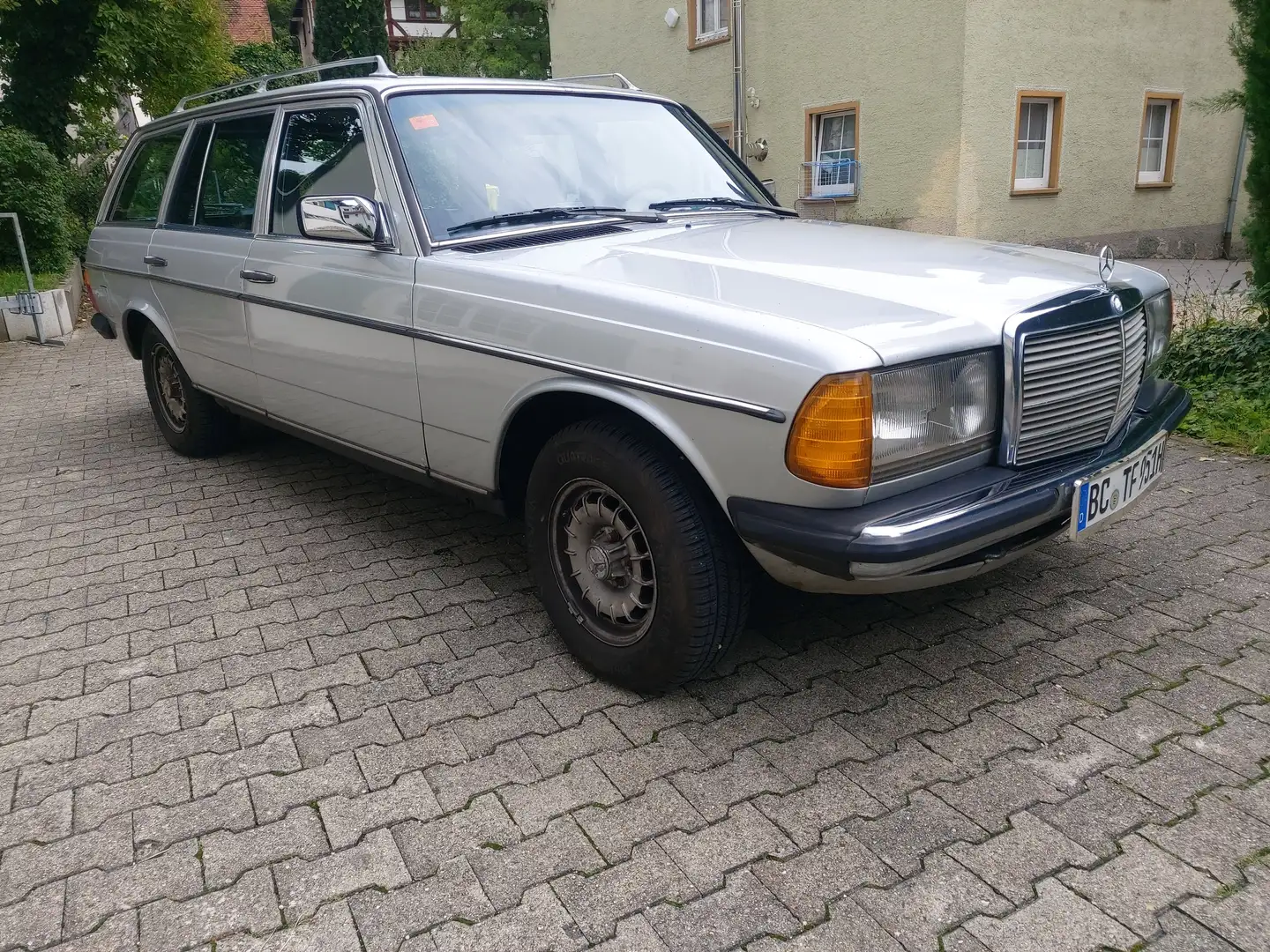 Mercedes-Benz 230 Baureihe 123 TE Silver - 2