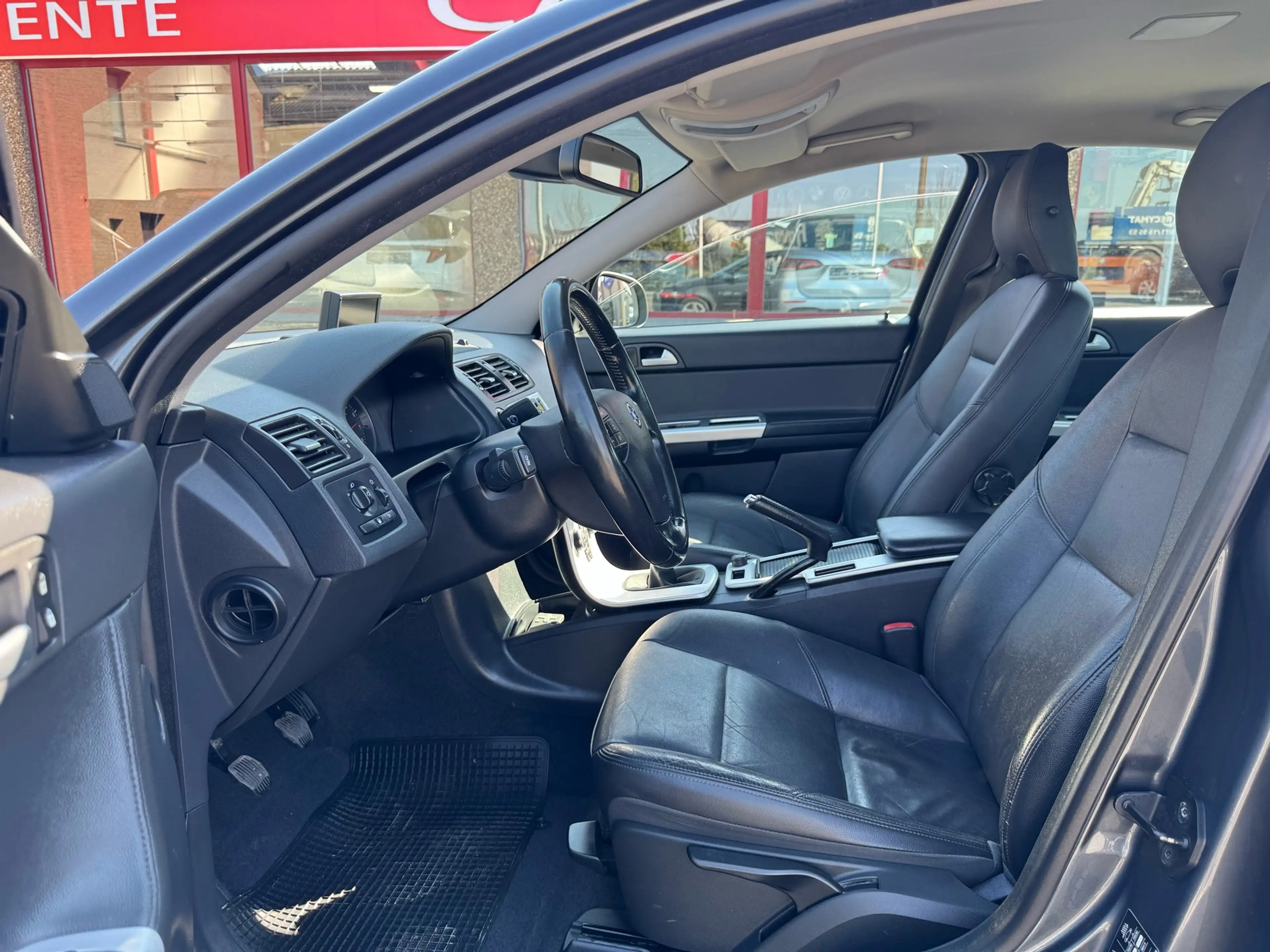 Volvo S40 2.0i 145CV SUMMUM GRAND GPS CUIR XENON CLIM FULL — photo 3