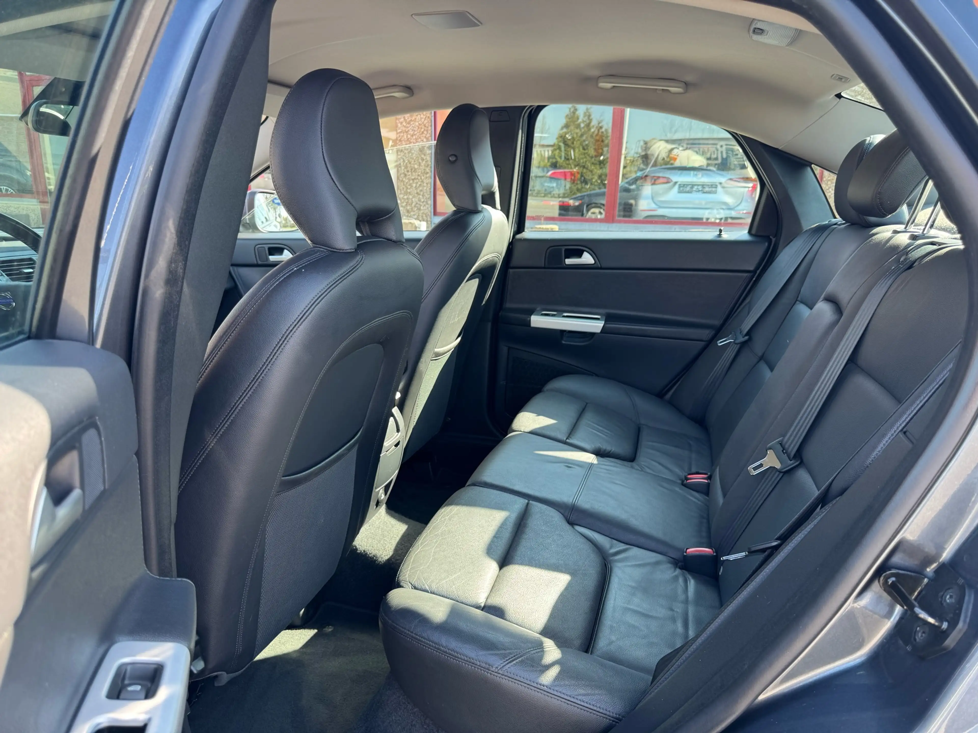 Volvo S40 2.0i 145CV SUMMUM GRAND GPS CUIR XENON CLIM FULL — photo 4