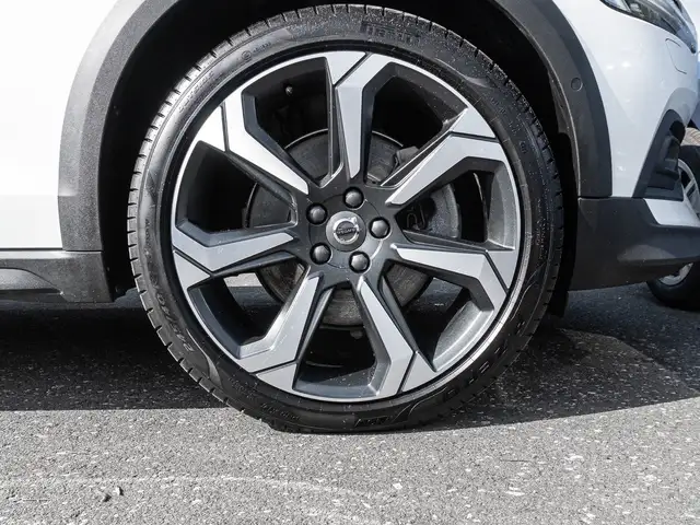 Volvo V60 Cross Country view 7