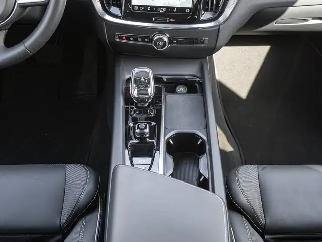 Volvo V60 Cross Country view 14