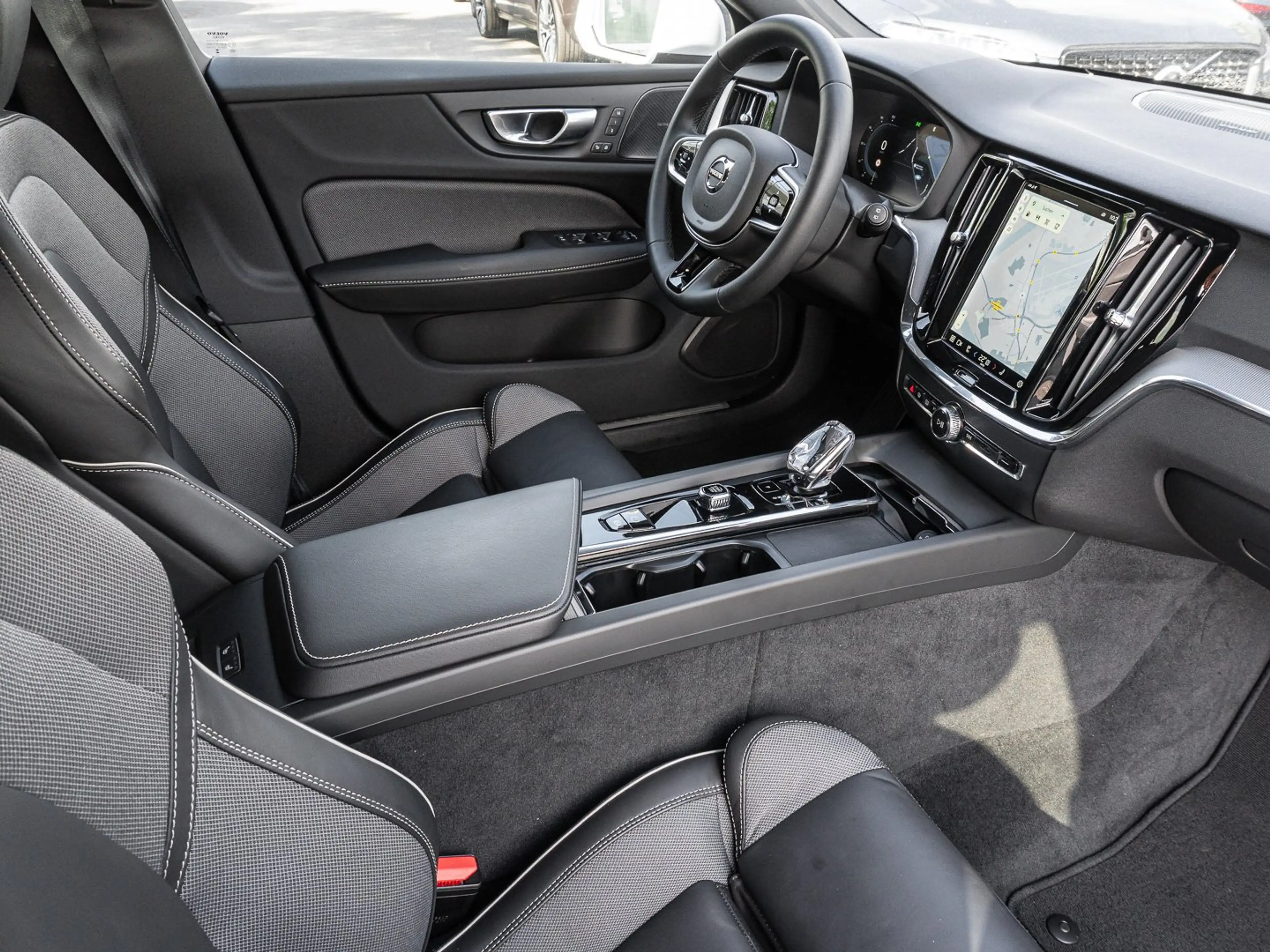 Volvo V60 Cross Country B4 AWD Plus Plus AWD — photo 8