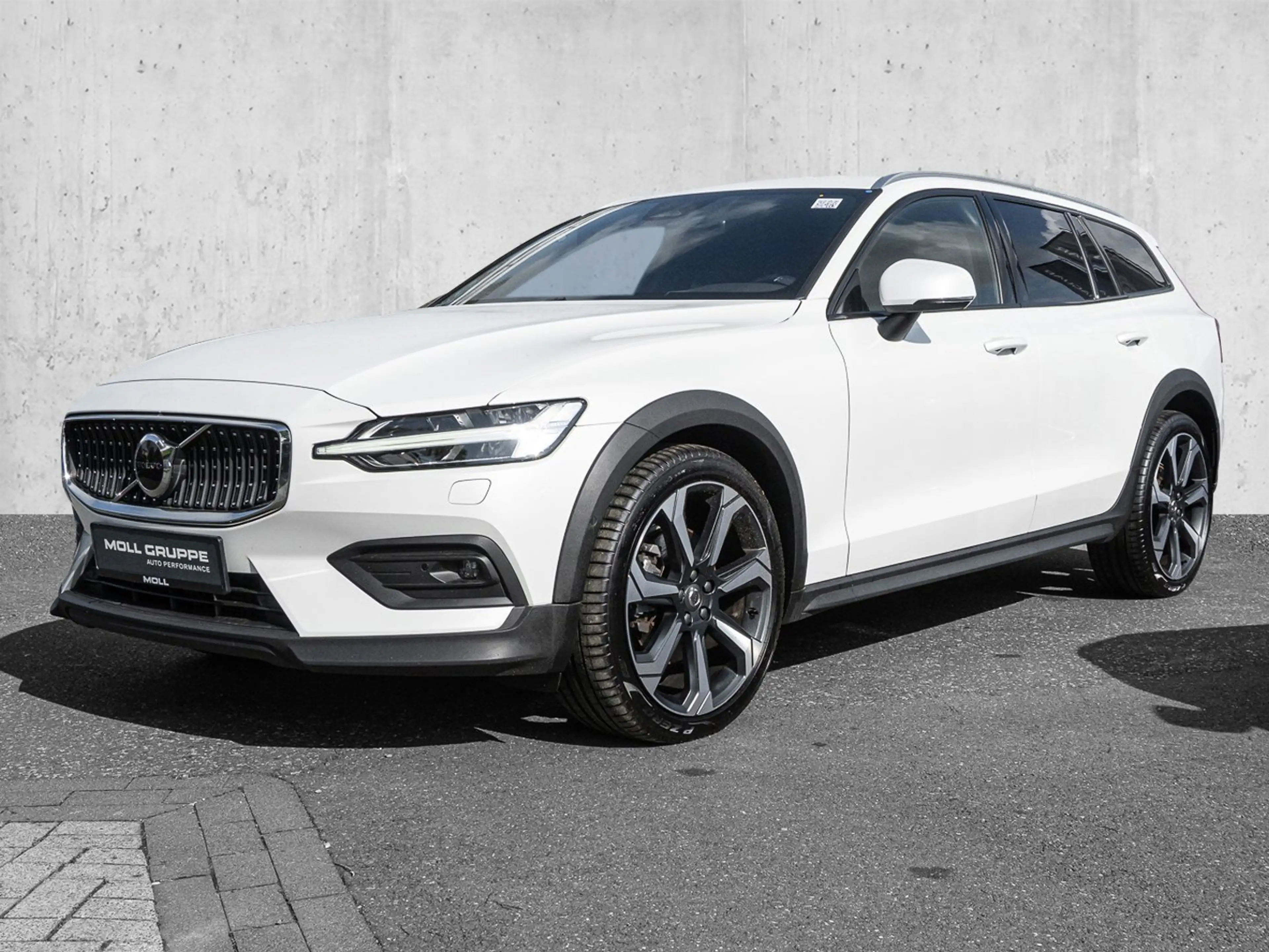 Volvo V60 Cross Country B4 AWD Plus Plus AWD — photo 2