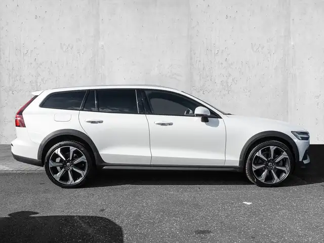 Volvo V60 Cross Country view 5
