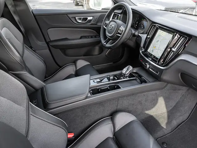 Volvo V60 Cross Country view 8