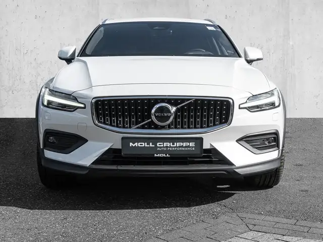 Volvo V60 Cross Country view 3