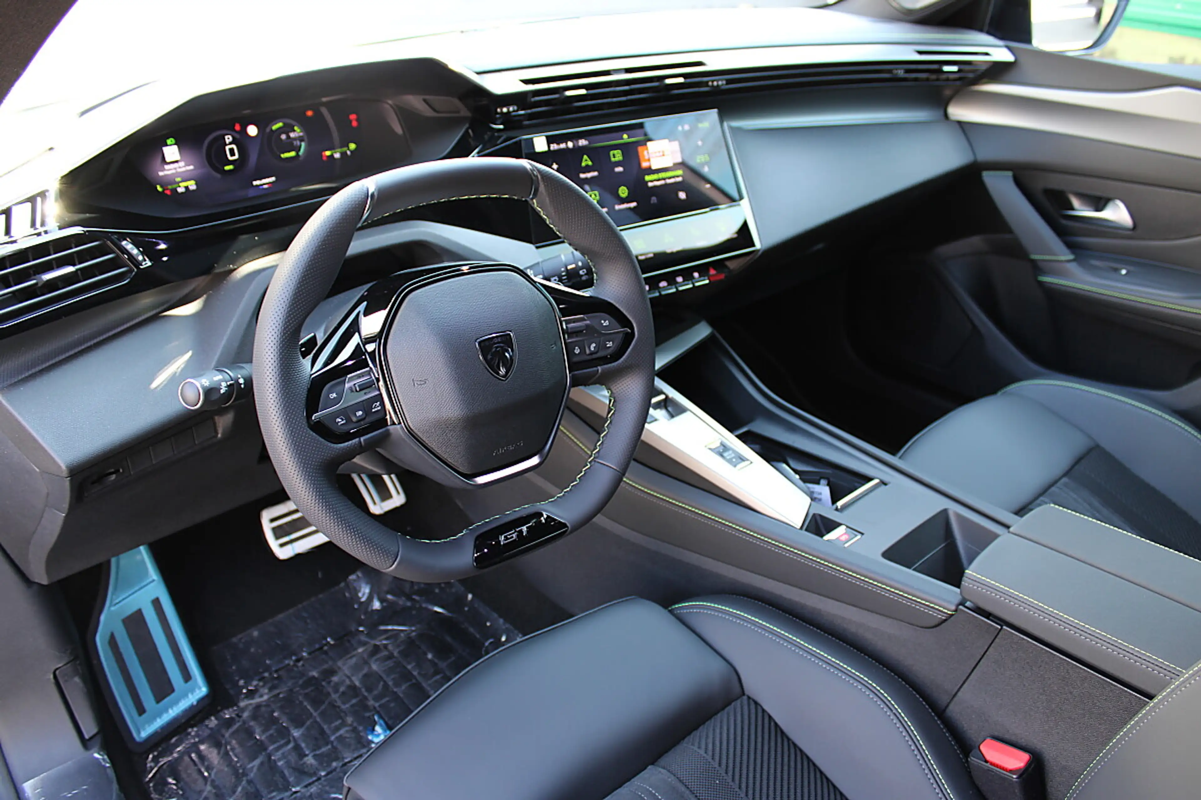 Peugeot 308 SW Hybrid 145 e-DSC6 GT — photo 10