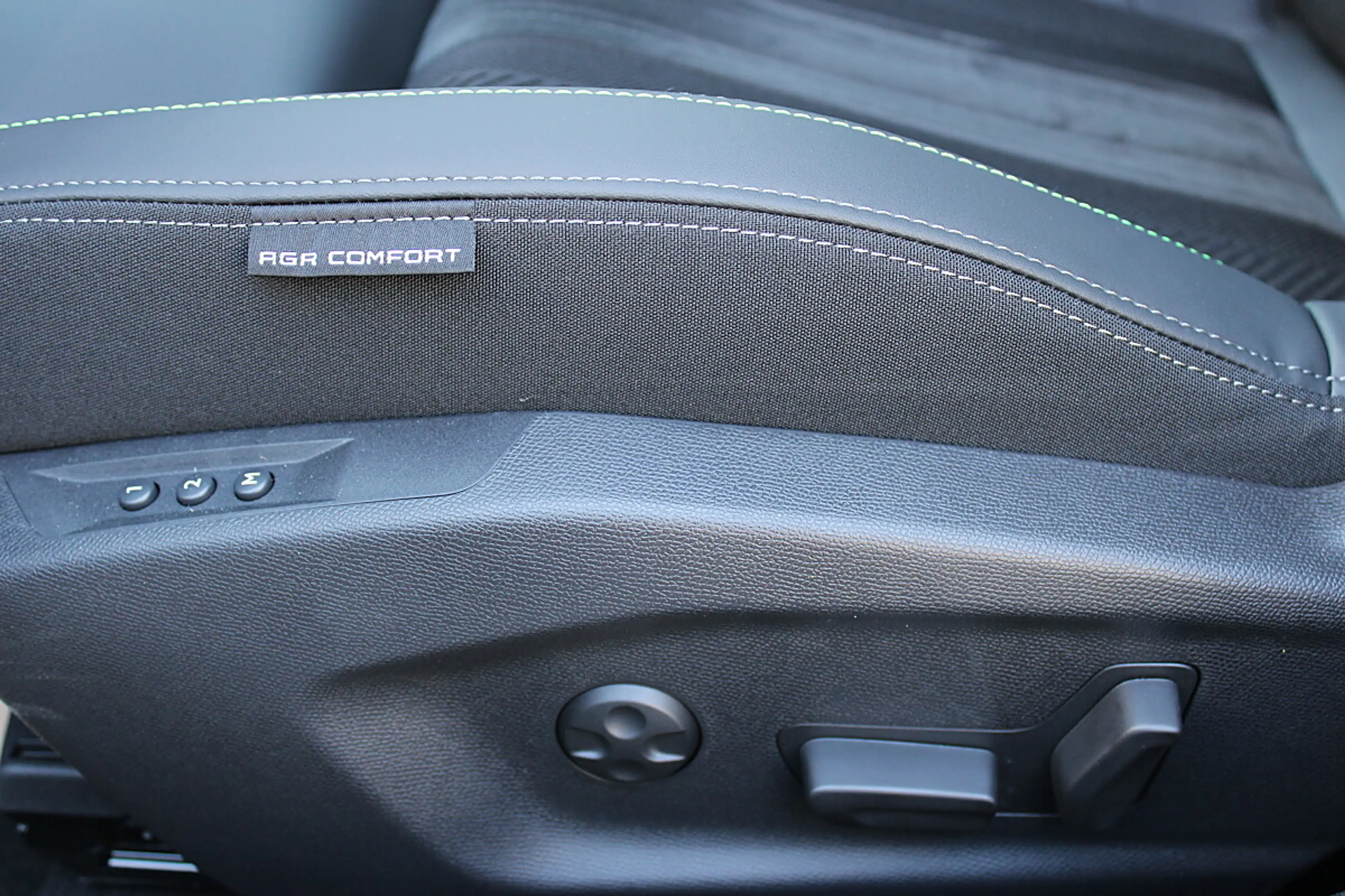 Peugeot 308 SW Hybrid 145 e-DSC6 GT — photo 12
