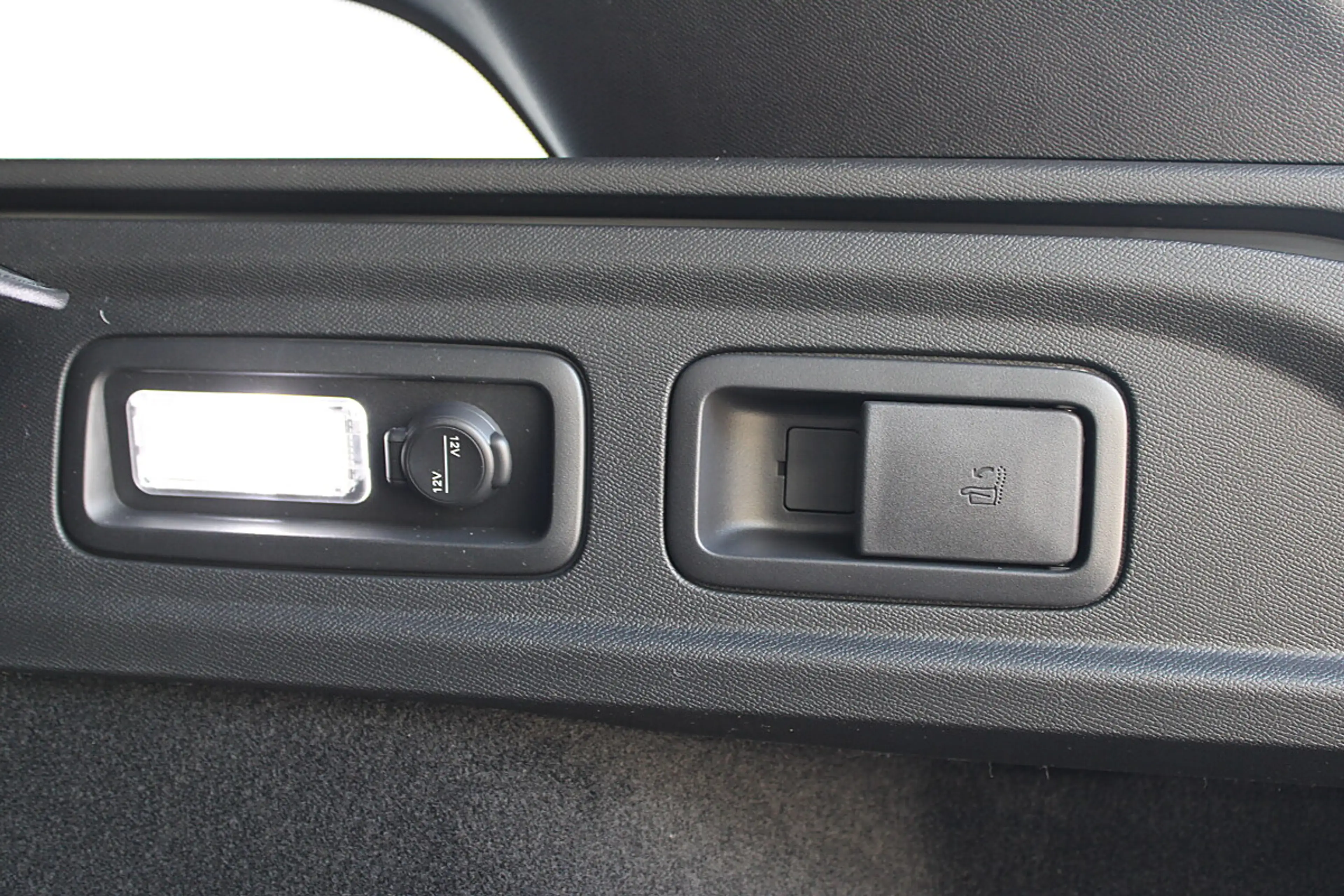 Peugeot 308 SW Hybrid 145 e-DSC6 GT — photo 7