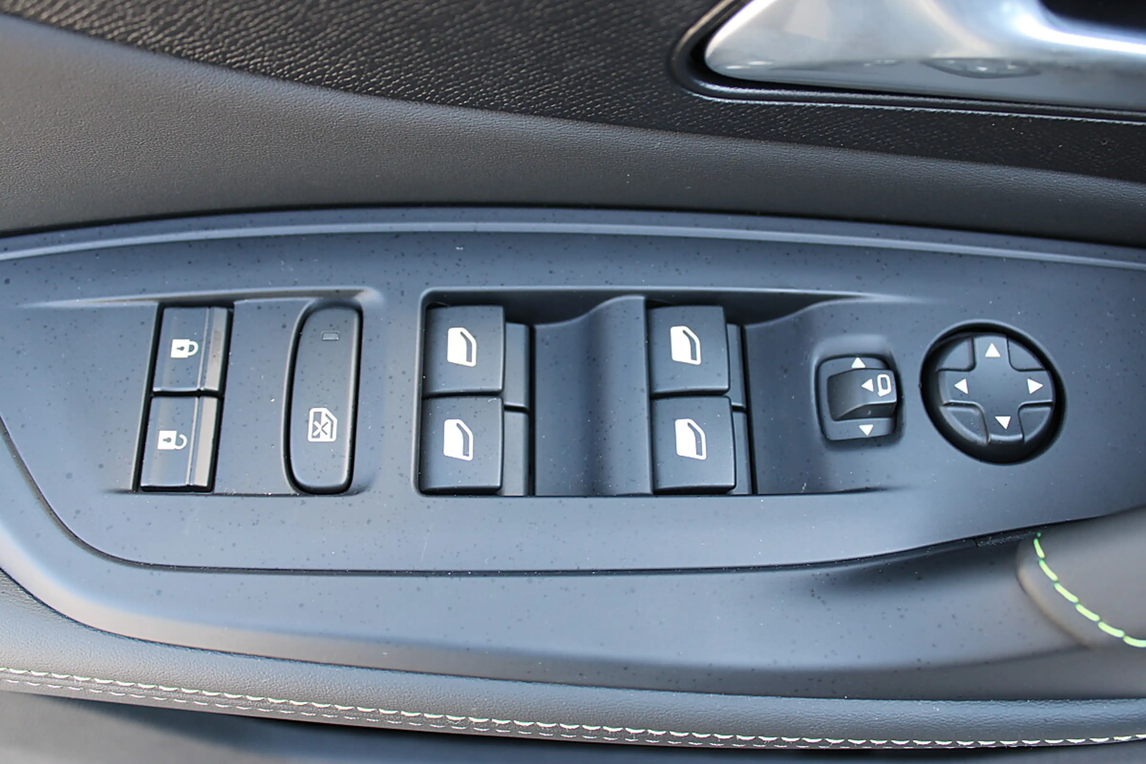 Peugeot 308 SW Hybrid 145 e-DSC6 GT — photo 11