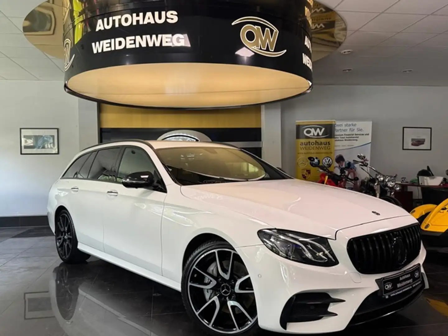 Mercedes-Benz E 43 AMG T 4M Navi Leder LED BurmCam360 Dist AHK Weiß - 2