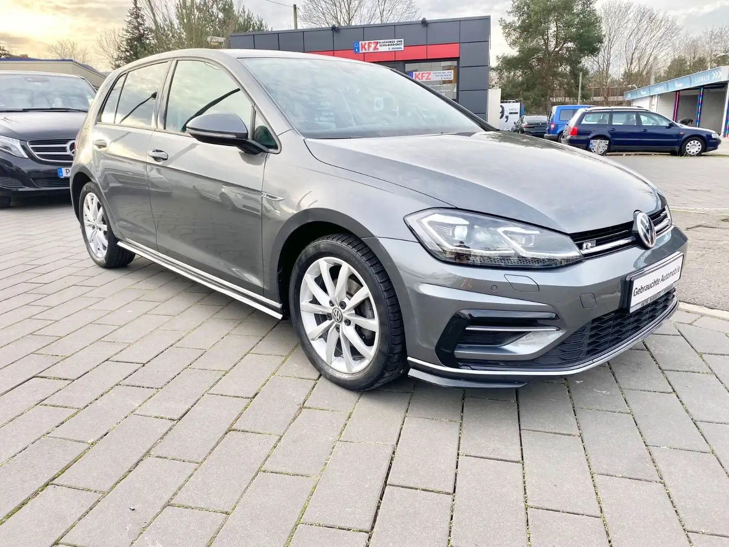 Volkswagen Golf VIIHighline,Automatik,LED,Navi,R-Line-Paket Grau - 2