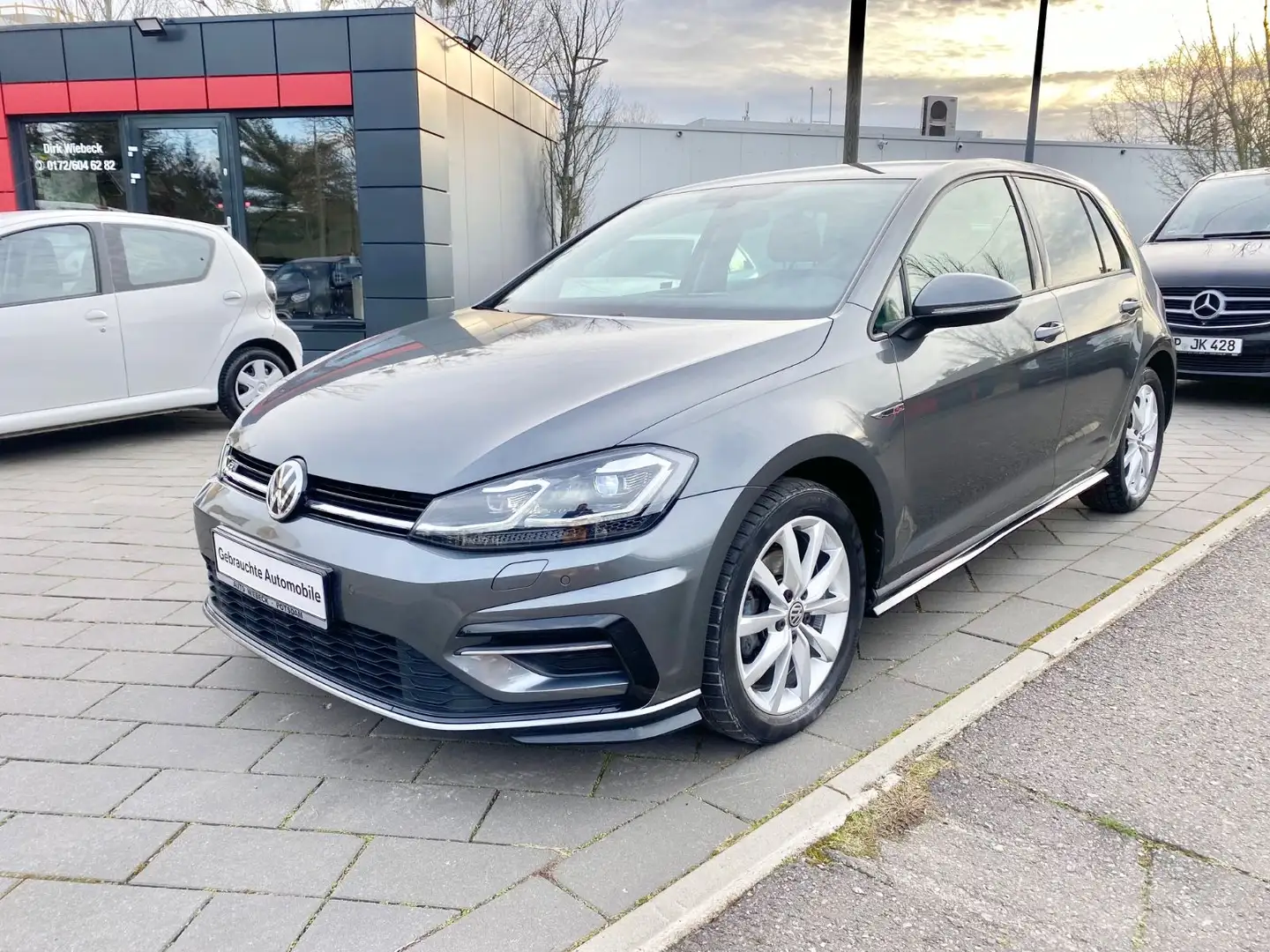 Volkswagen Golf VIIHighline,Automatik,LED,Navi,R-Line-Paket Grau - 1