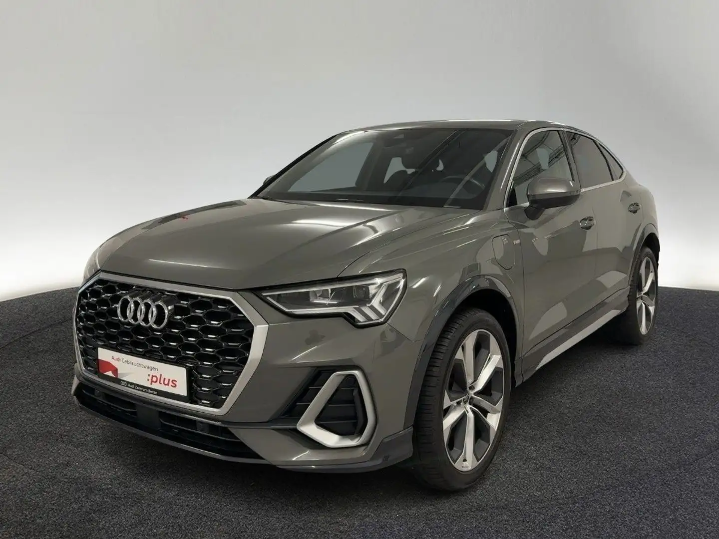 Audi Q3 S line 45 TFSI e S tr. RFK LED NAVI Grau - 2