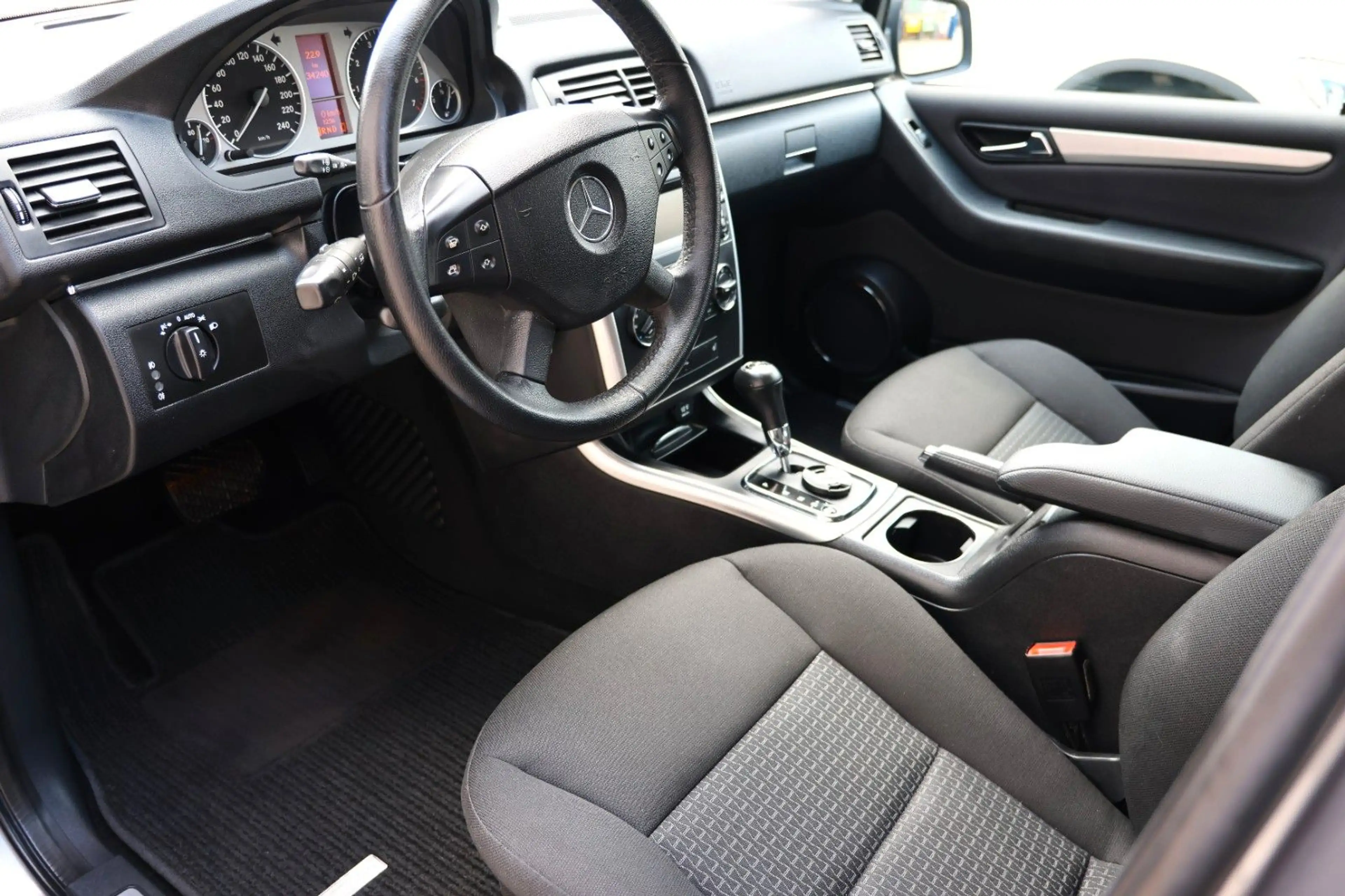 Mercedes-Benz B 200 1HAND,AHK,PDC,TEMP,SHZ — photo 6