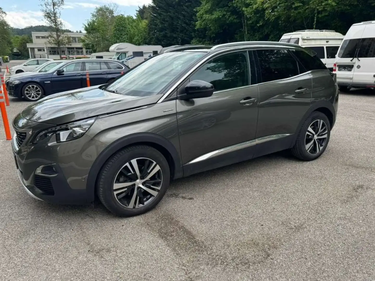 Peugeot 3008 3008 1,5 BlueHDi 130 S Grau - 1
