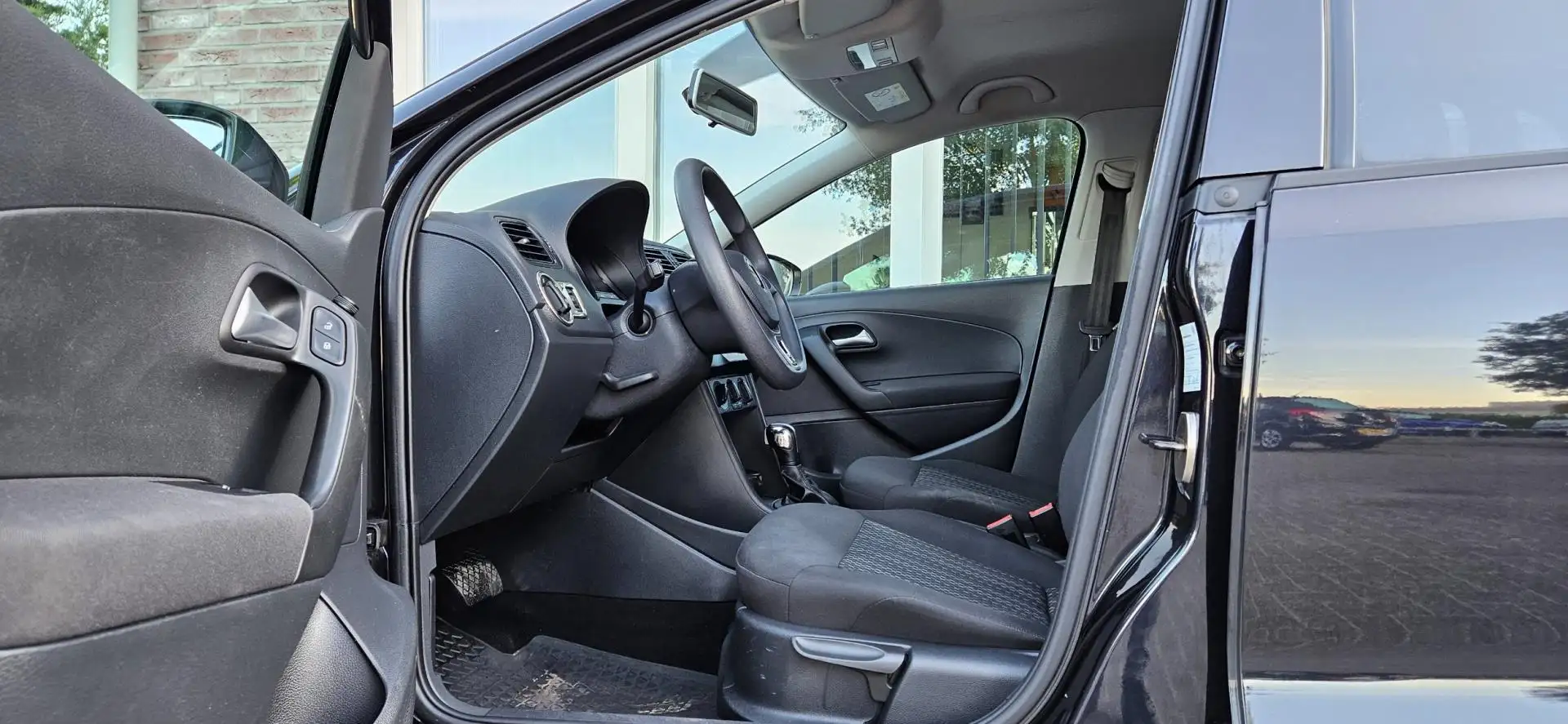 Volkswagen Polo 1.2 TSI Comfortline Automaat! 5-Deurs! Airco! Crui Zwart - 2