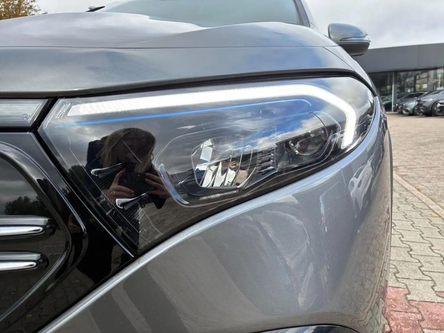 Mercedes-Benz EQA 350 4M AMG Mbux Kamera Sitzh. Tempomat Bluet Grau - 2