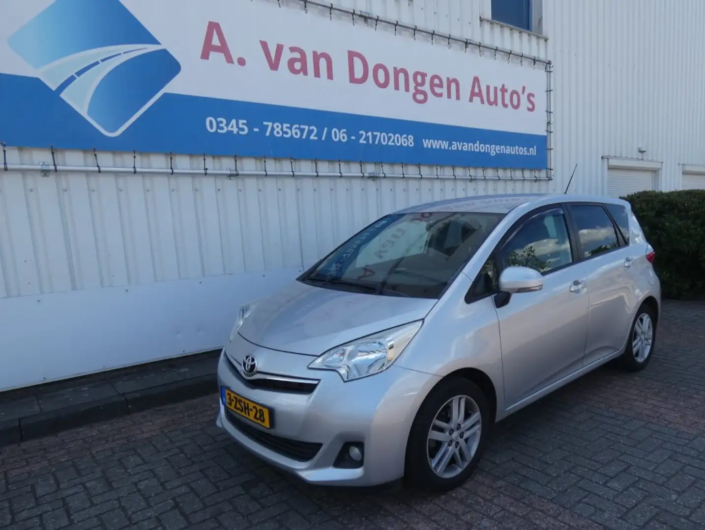 Toyota Verso-S 1.3 VVT-I ASPIRATION,Camera,Trhaak,Bluetooth,Navi Grijs - 2