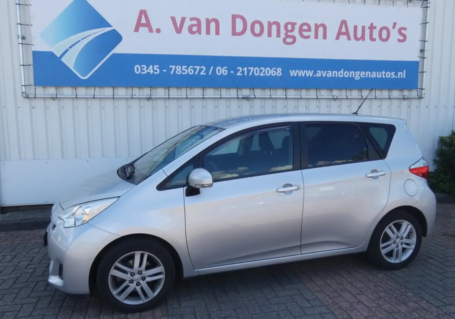 Toyota Verso-S 1.3 VVT-I ASPIRATION,Camera,Trhaak,Bluetooth,Navi Grijs - 1