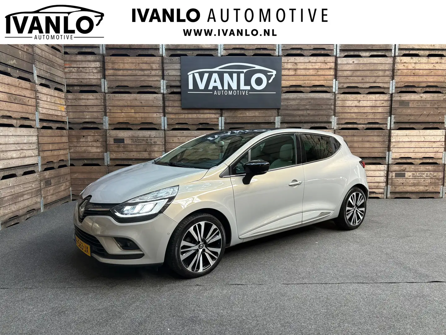 Renault Clio 1.2 TCe Initiale Paris PANO NAV Leder BOSE Stoelve Gris - 1