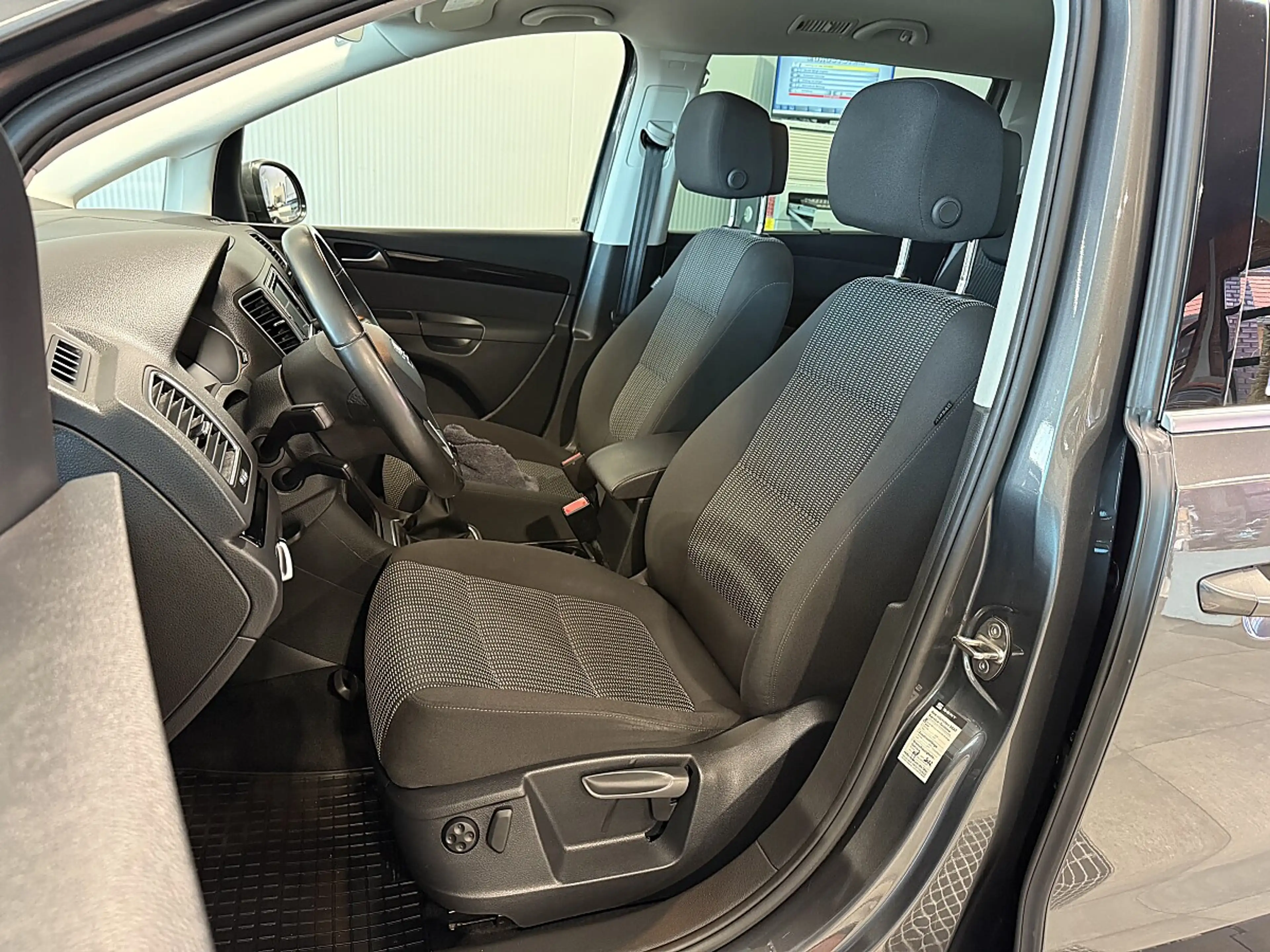 SEAT Alhambra 2.0 TDI Executive — photo 9