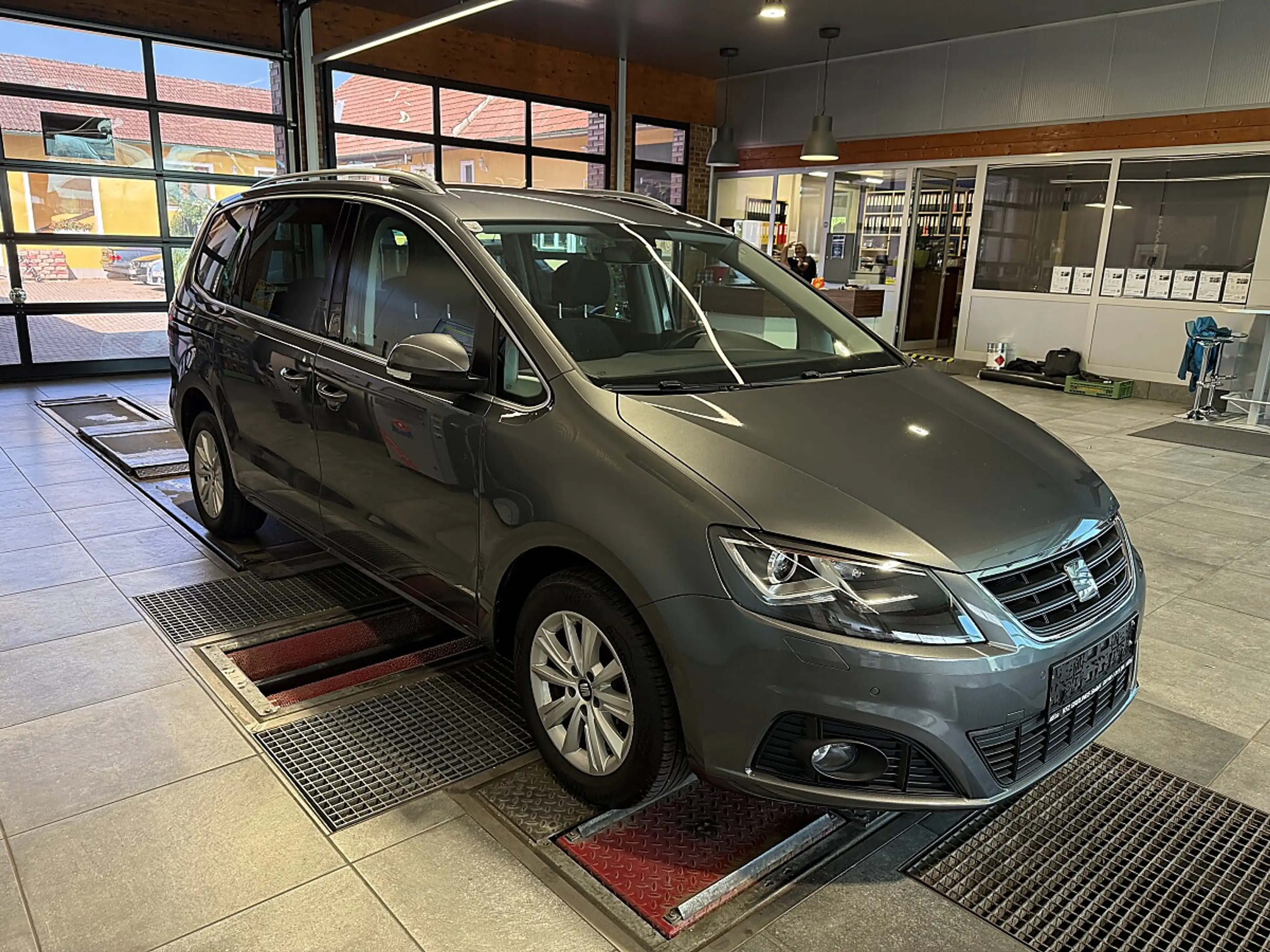 SEAT Alhambra 2.0 TDI Executive — photo 2