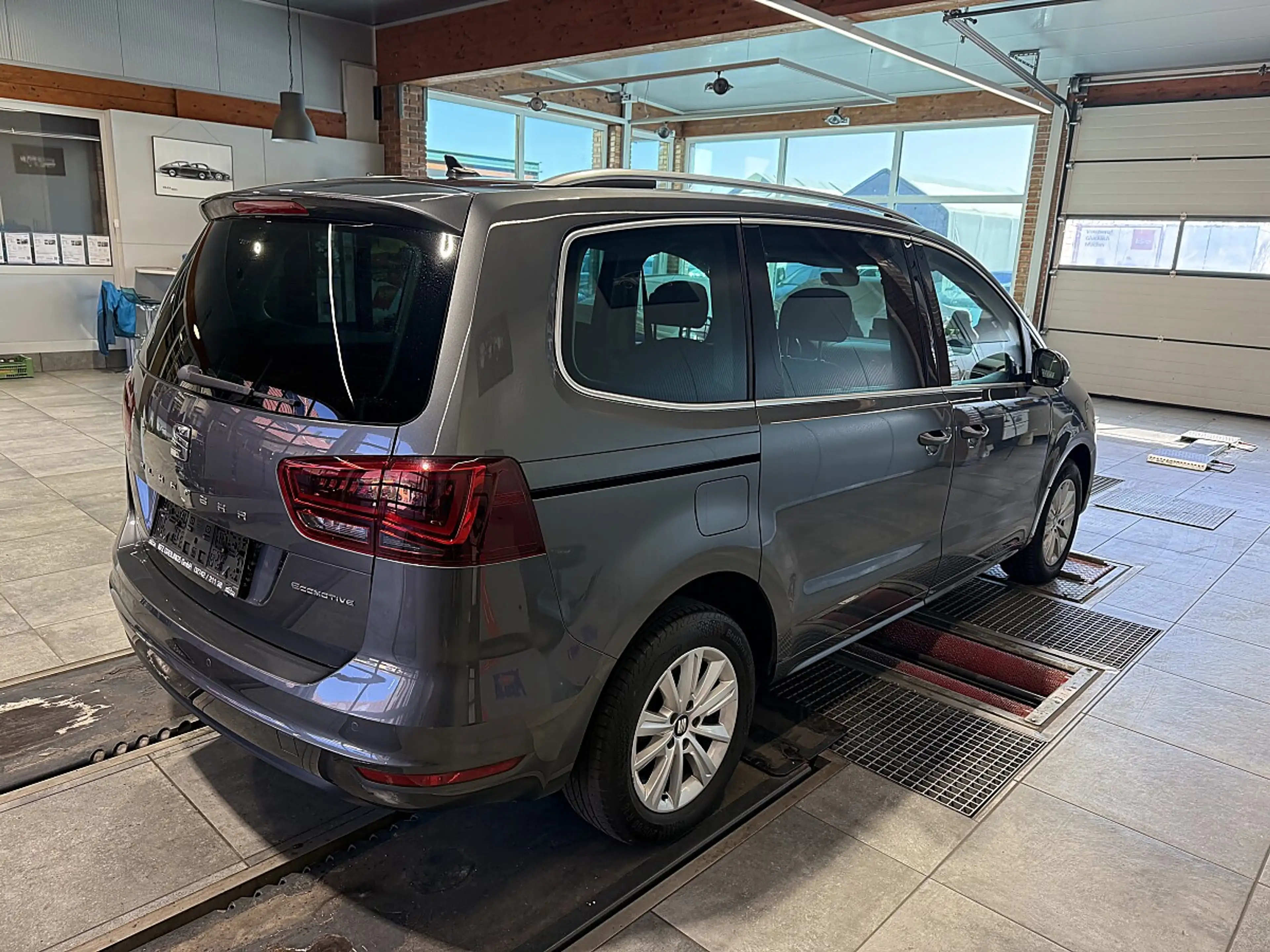 SEAT Alhambra 2.0 TDI Executive — photo 4