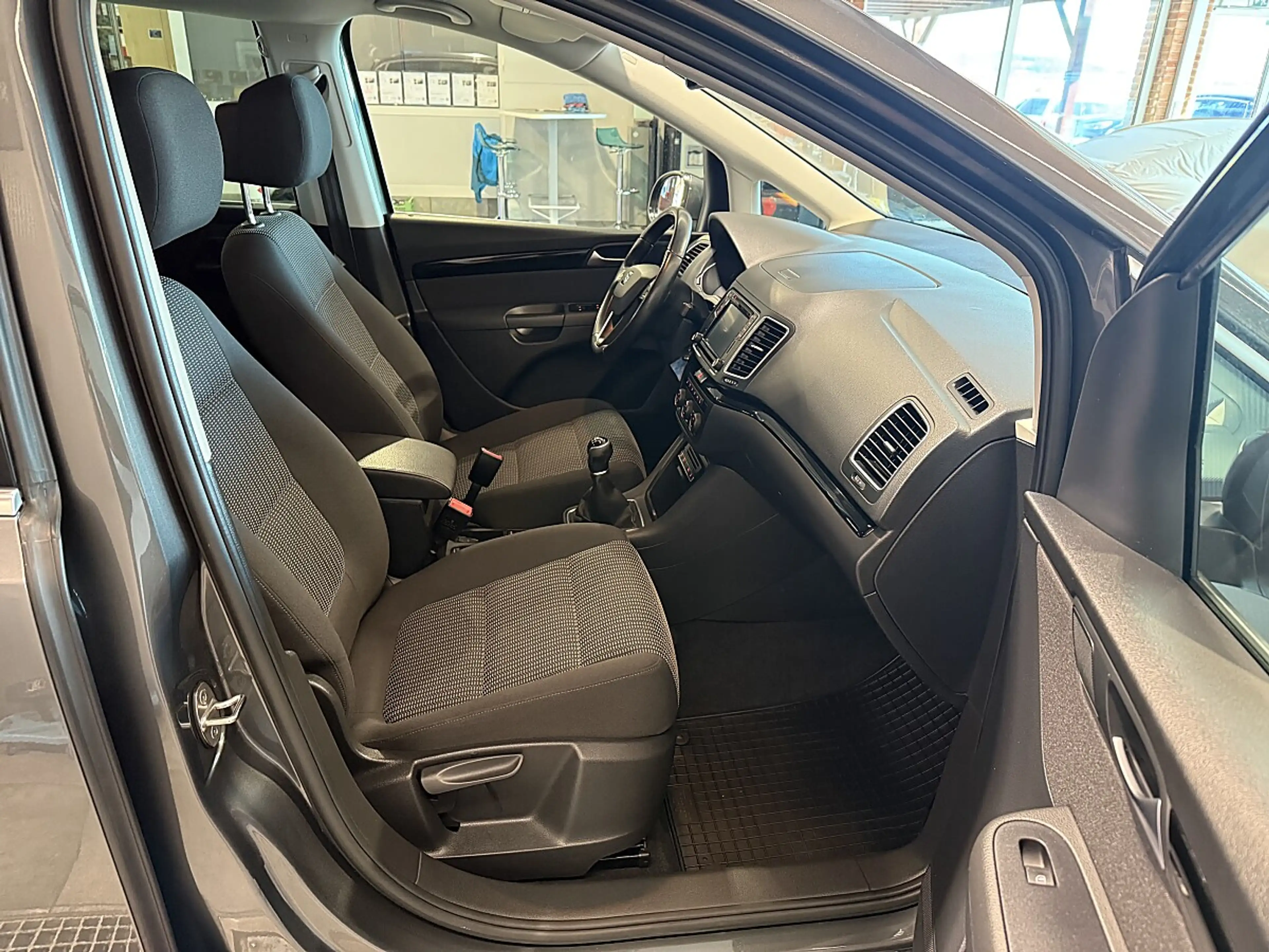 SEAT Alhambra 2.0 TDI Executive — photo 15