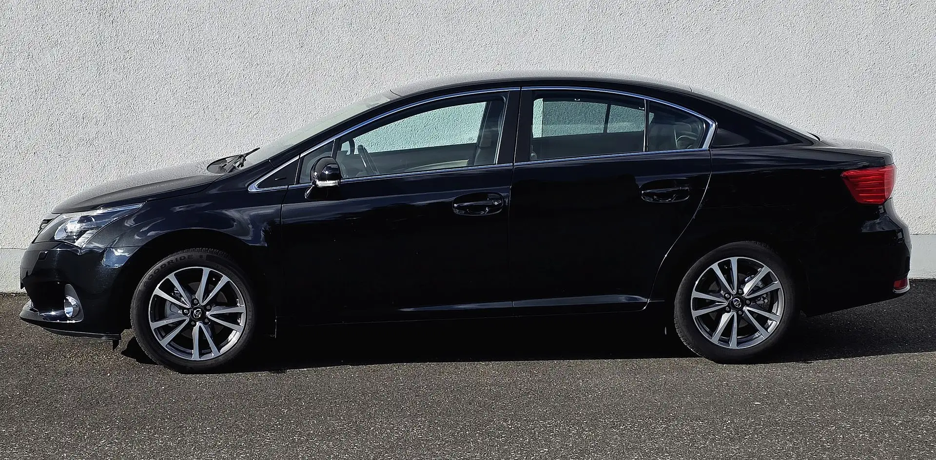 Toyota Avensis Executive Automatik Navi Leder Xenon Kamera PDC Schwarz - 2