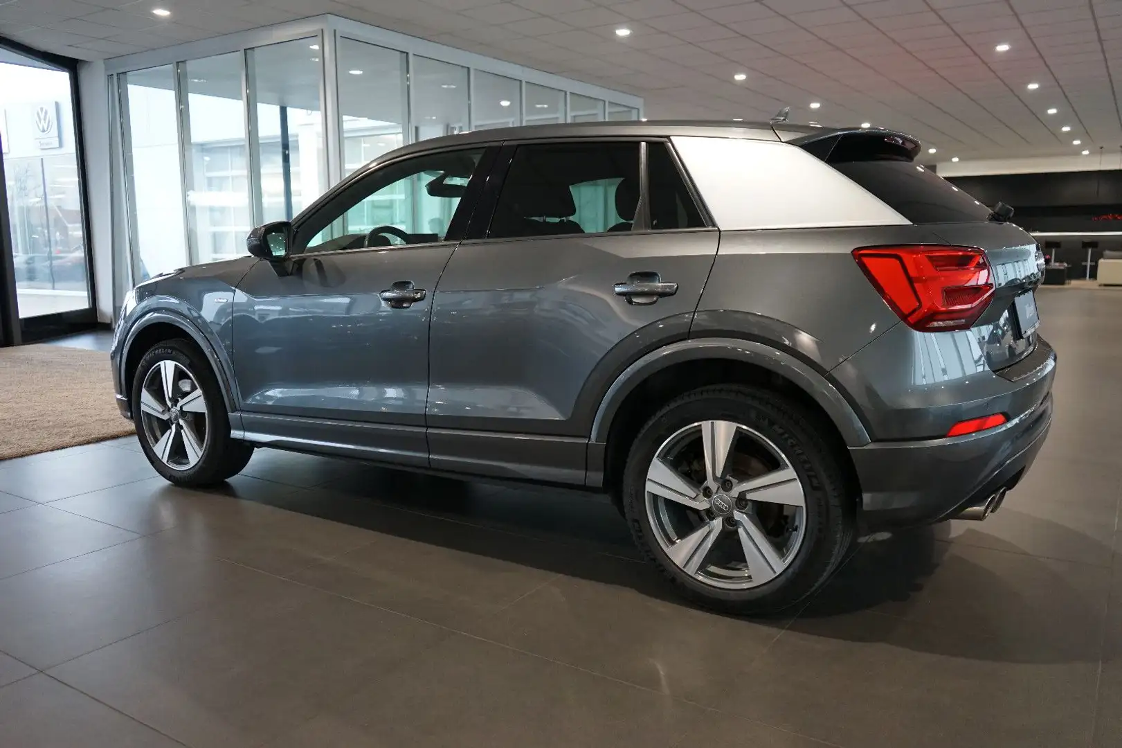 Audi Q2 1.4 TFSI sport | S line | LED | Navi | AHK Gris - 2