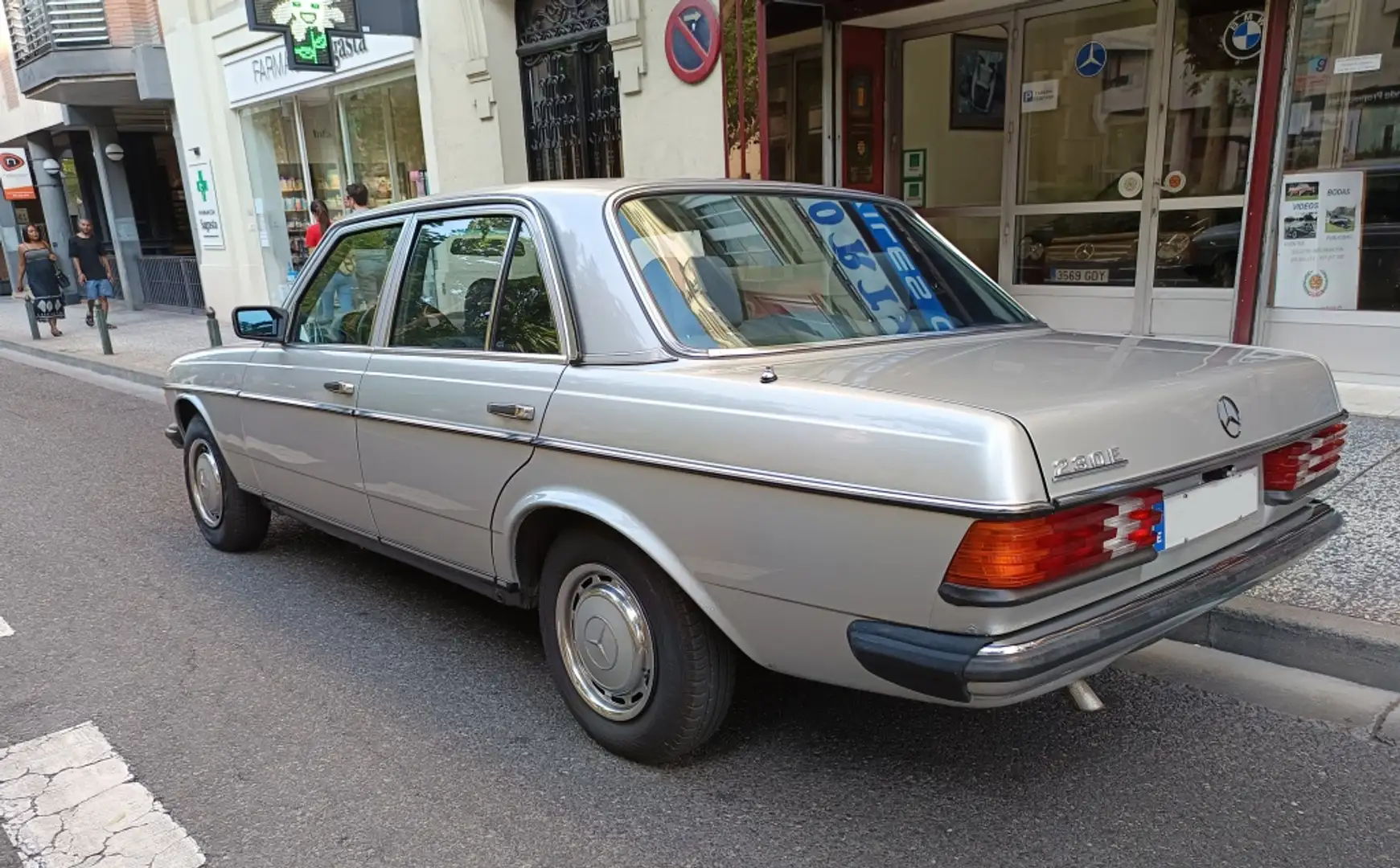 Mercedes-Benz MERCEDES-BENZ Clase E Berlina  Manual de 4 Puertas Argent - 2