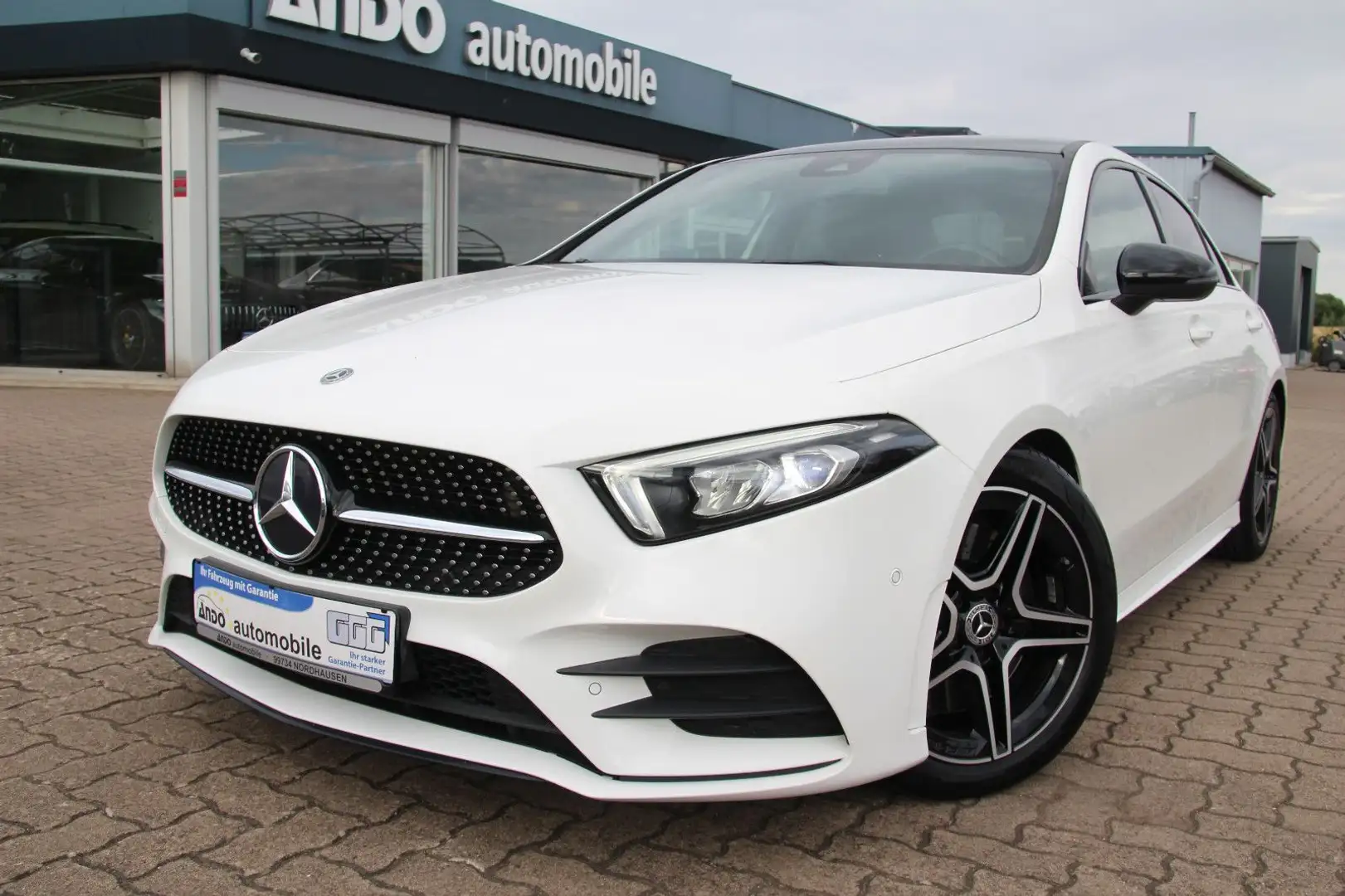 Mercedes-Benz A 250 Limousine AMG-Line Night-Paket*PANO*LED* White - 2