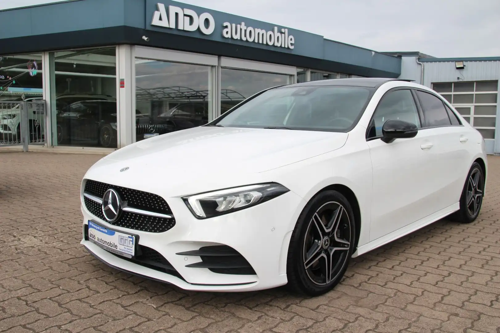 Mercedes-Benz A 250 Limousine AMG-Line Night-Paket*PANO*LED* White - 1