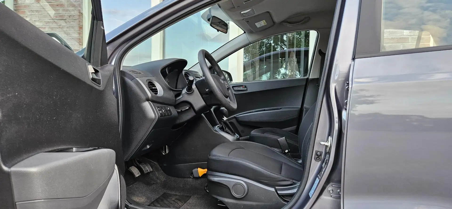 Hyundai i10 1.0i Comfort Trekhaak! Airco! Cruise Control! NAP! Grijs - 2