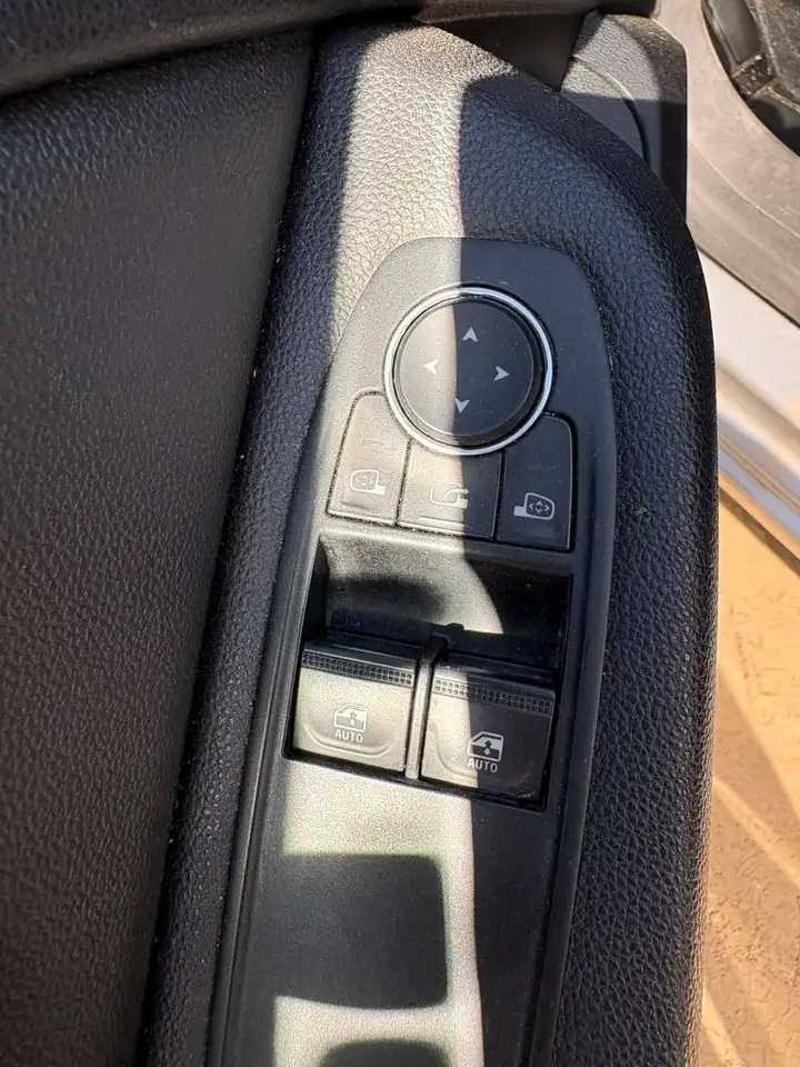 Renault Clio Citadine 3 portes — photo 4